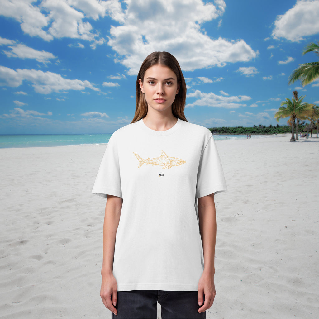 Frau trägt weißes  T-Shirt mit goldenem Hai Motiv, Stanley/Stella Sparker weiß, am Strand
