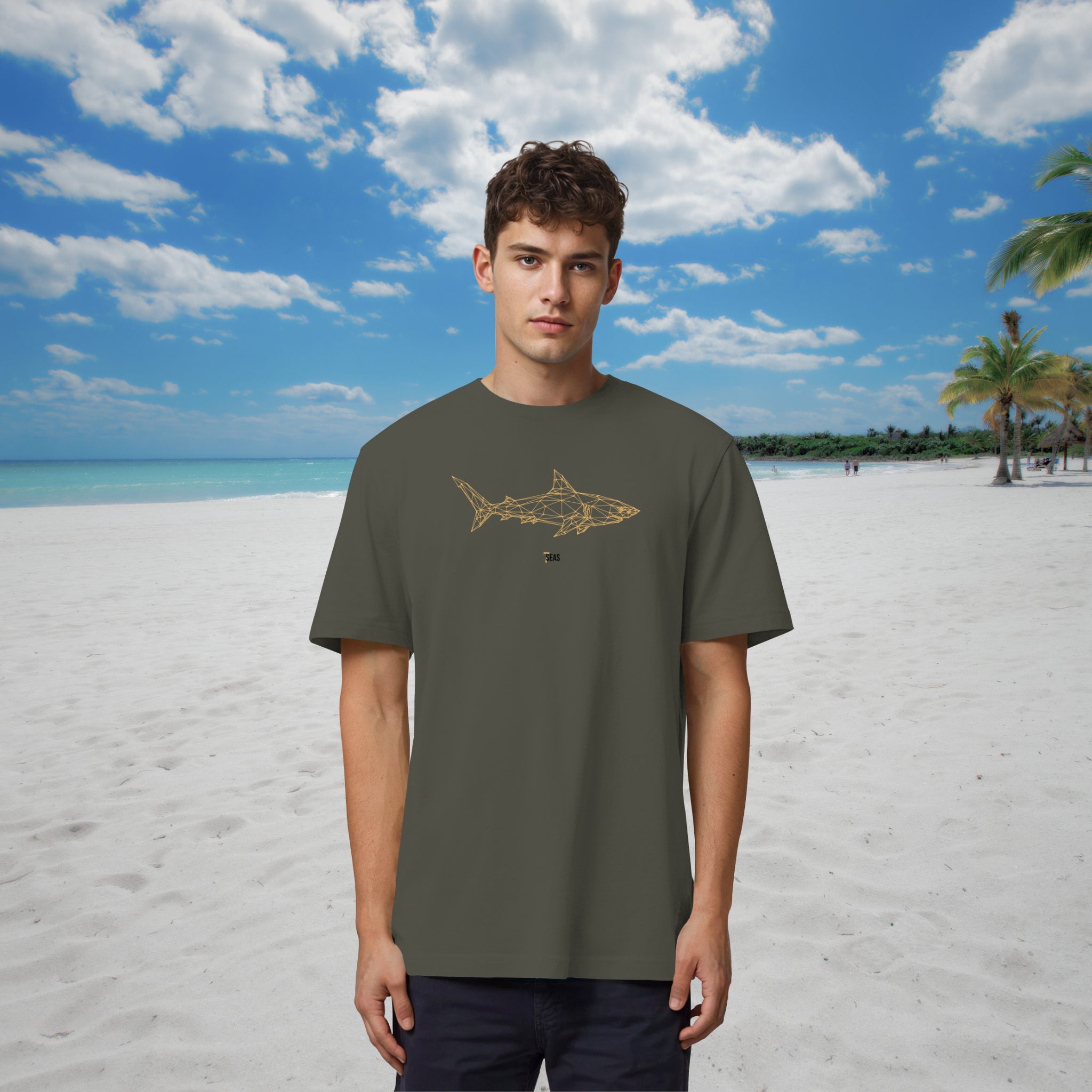 Mann trägt Helles Aloe-Grünes T-Shirt mit goldenem Hai Motiv, Stanley/Stella Sparker Aloe, am Strand