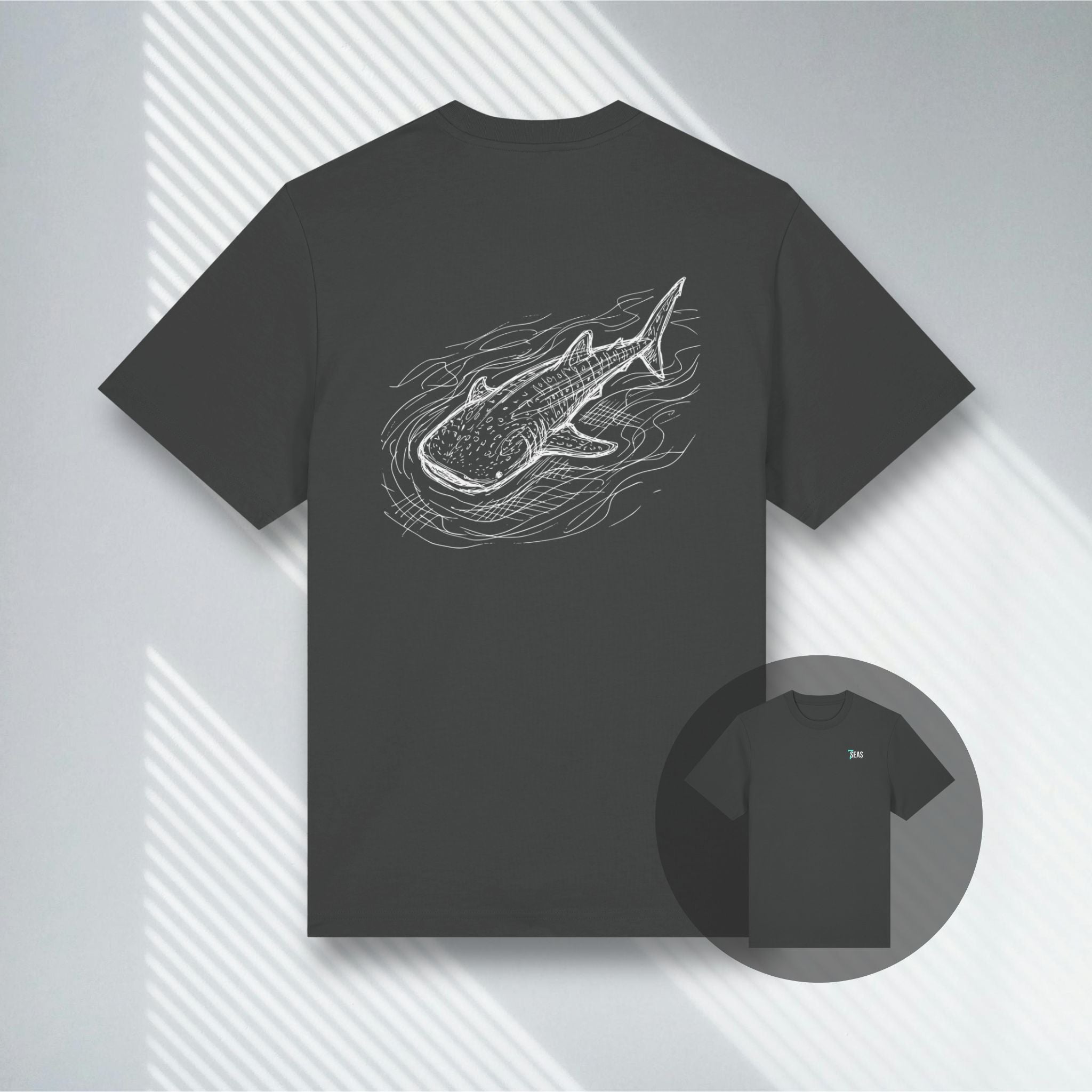 Anthrazitfarbenes Bio-Baumwoll T-Shirt mit technischer Walhai-Zeichnung auf dem Rücken.