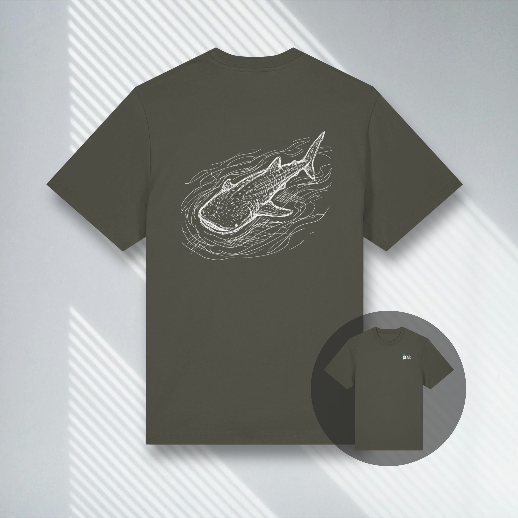 Khakifarbenes 7 SEAS T-Shirt mit großem Walhai-Motiv auf dem Rücken.