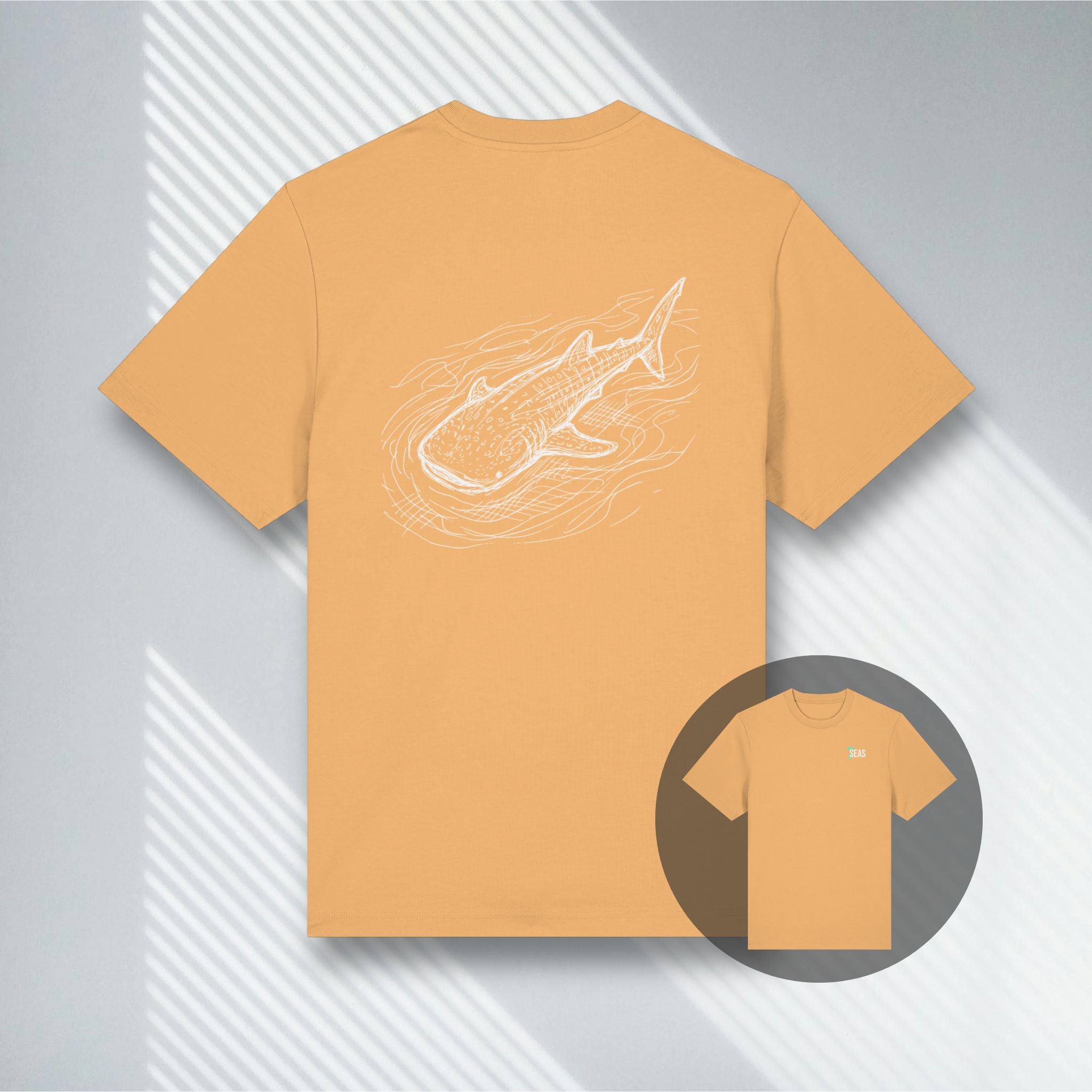 Orange-gelbes T-Shirt in der Farbe Nispero mit dem Walhai-Motiv auf dem Rücken.