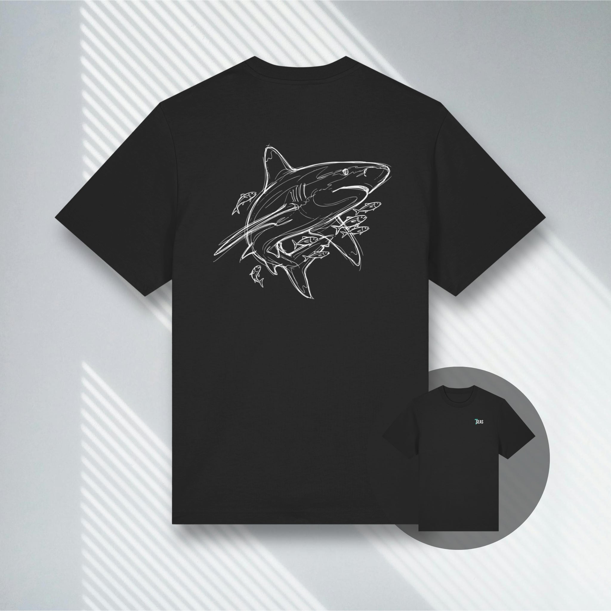 Schwarzes Heavyweight Bio-T-Shirt mit weißem Longimanus Blueprint auf dem Rücken.