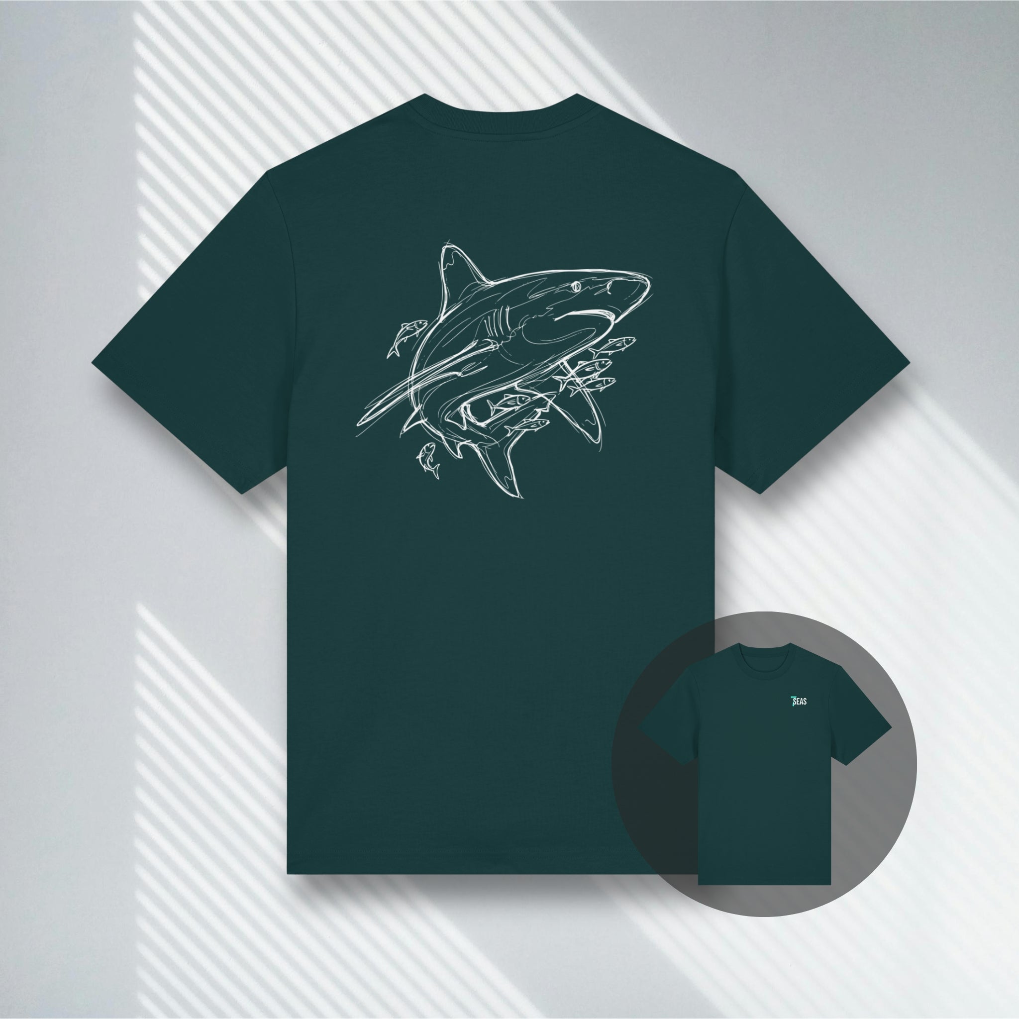 Grünes Taucher-T-Shirt mit filigraner Hai-Strichzeichnung.