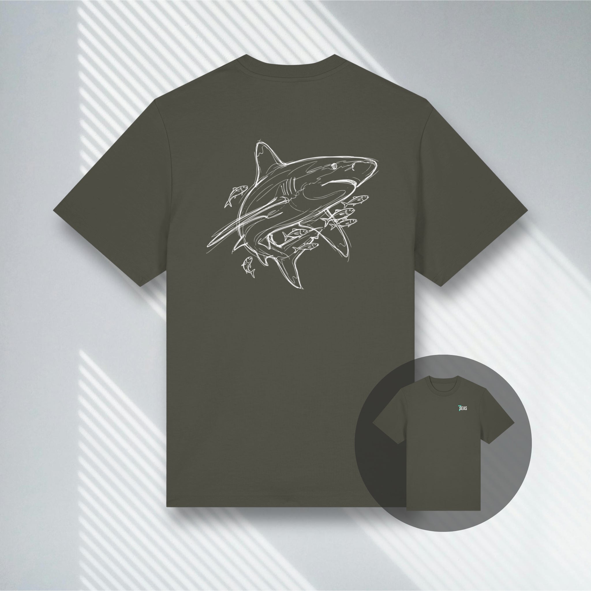 Bio-Baumwollshirt in Khaki mit minimalistischem 7 SEAS Logo auf der Brust.