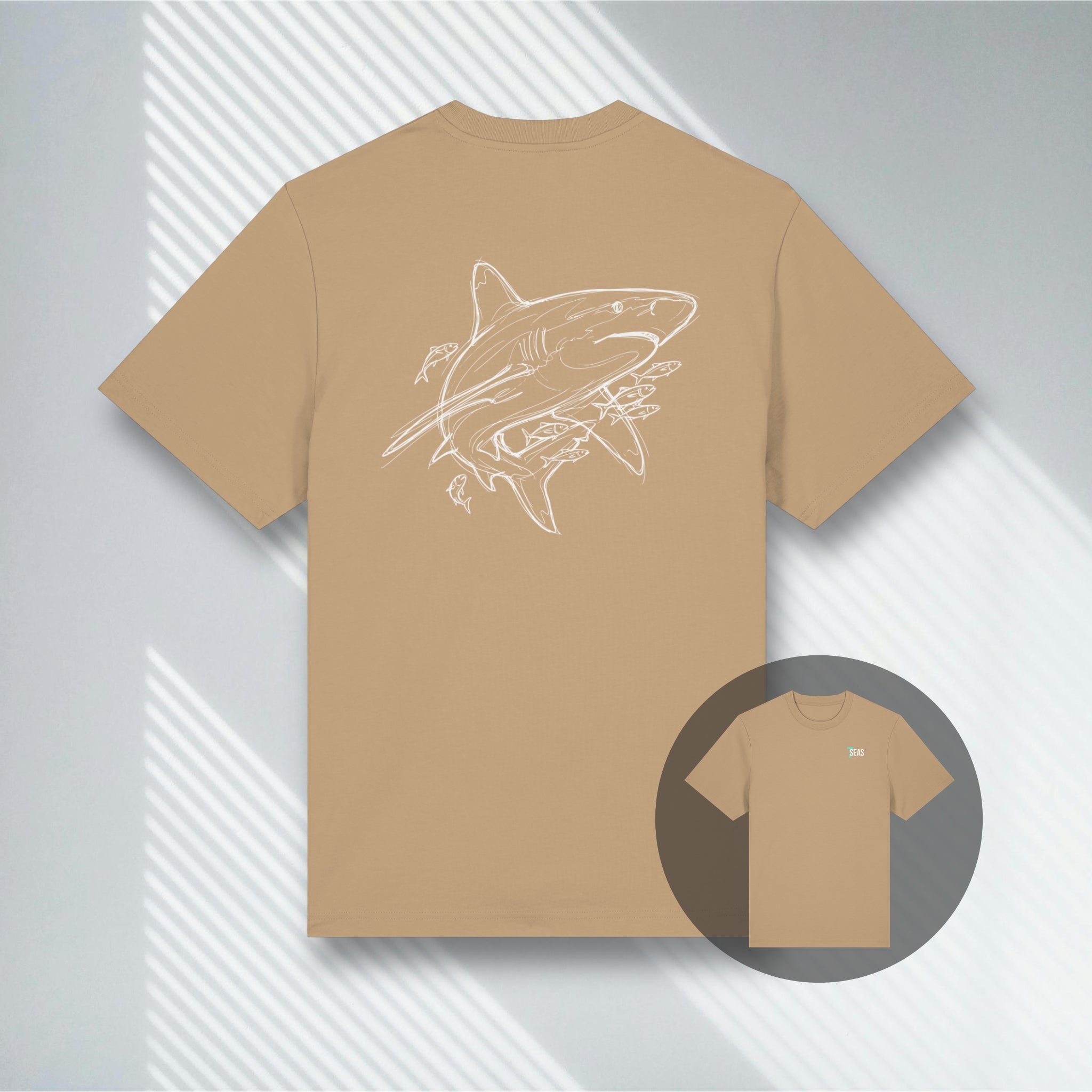 Beigefarbenes Heavyweight Tee mit dezentem 7 SEAS Branding.