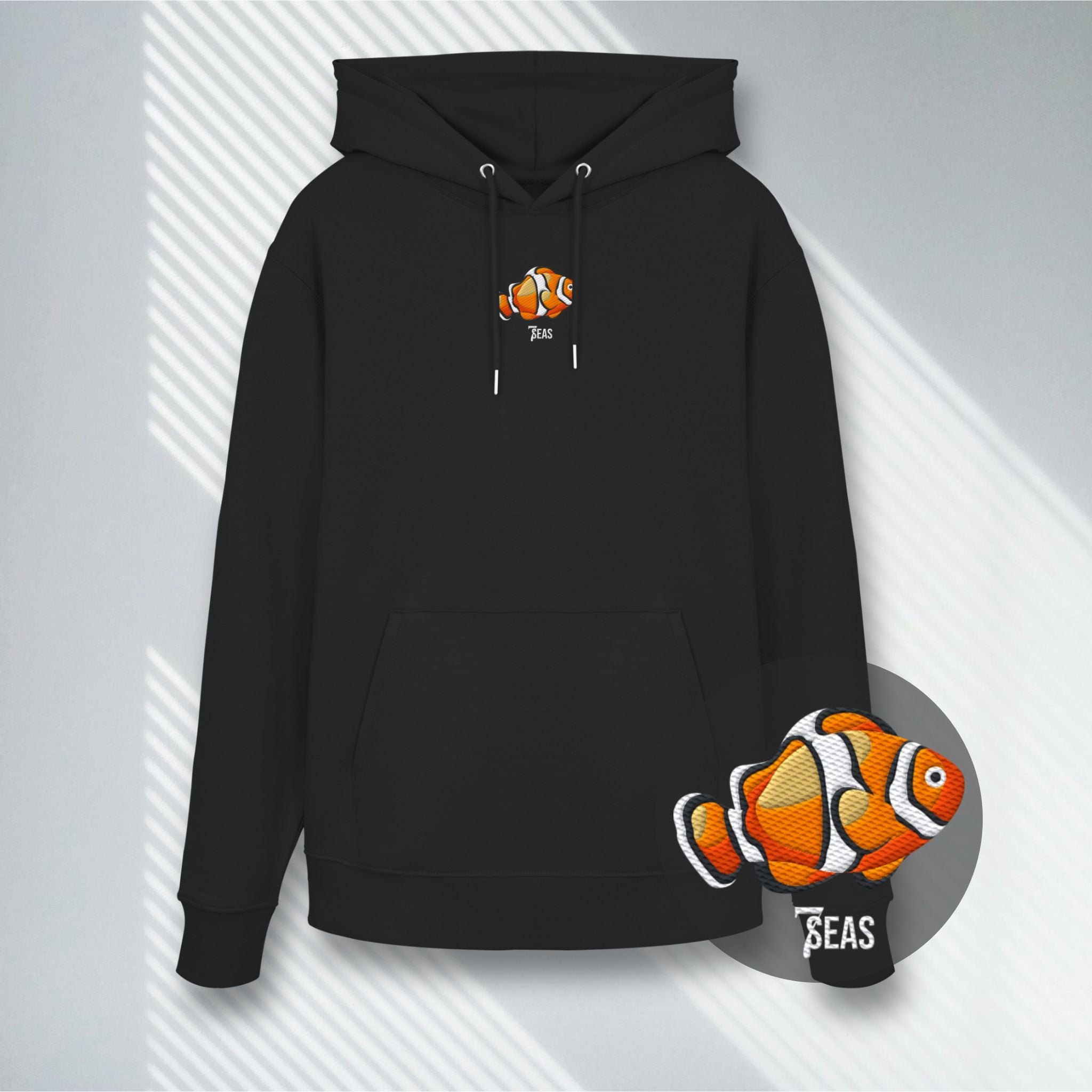 Schwarzer Heavyweight Hoodie mit minimalistischem Clownfisch Stick, hochwertige maritime Stickerei.