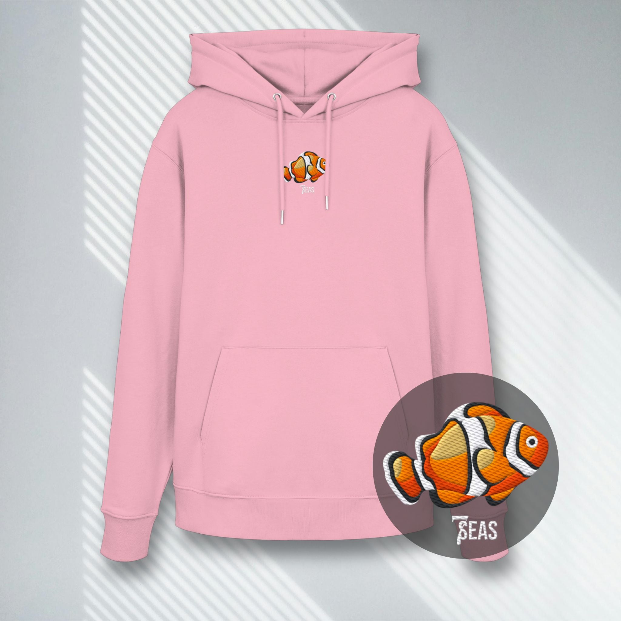Rosa Bio-Hoodie mit dezentem Fisch Stick, hochwertige Stickerei für Meeresliebhaber.