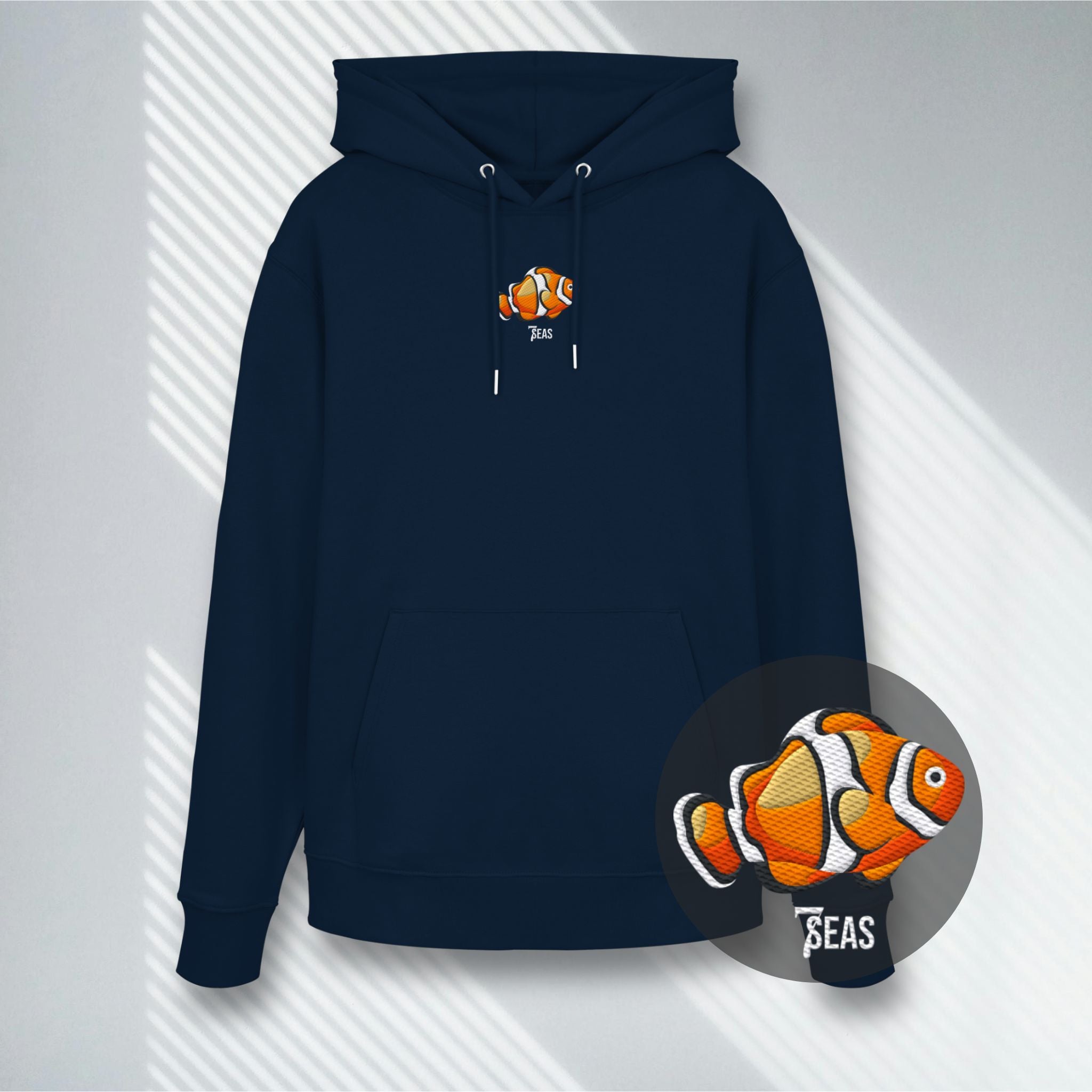 Dunkelblauer Bio-Hoodie mit weißem Clownfisch Stick, Stanley/Stella Cruiser 2.0, Premium Ocean Streetwear.