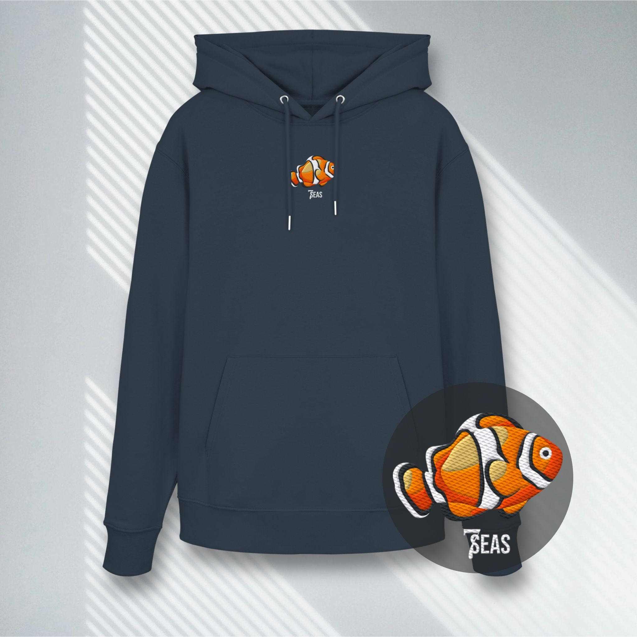 Dunkelgrauer Heavyweight Hoodie mit minimalistischem Clownfisch Stick, 7Seaspirations Embroidery.