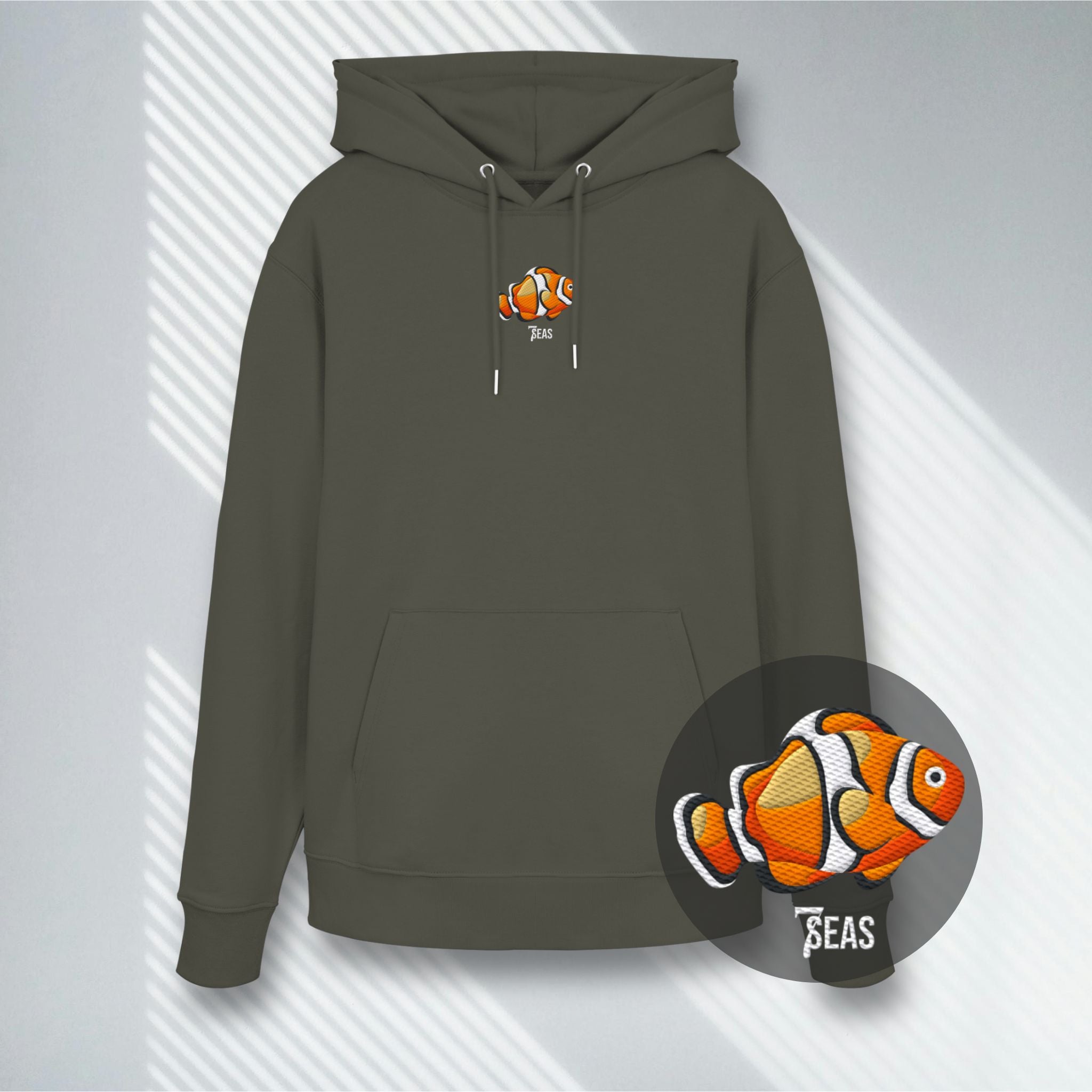 Khakifarbener Hoodie mit Clownfisch Stickerei, nachhaltige Mode für Taucher.