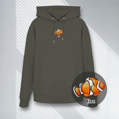 Khakifarbener Hoodie mit Clownfisch Stickerei, nachhaltige Mode für Taucher.