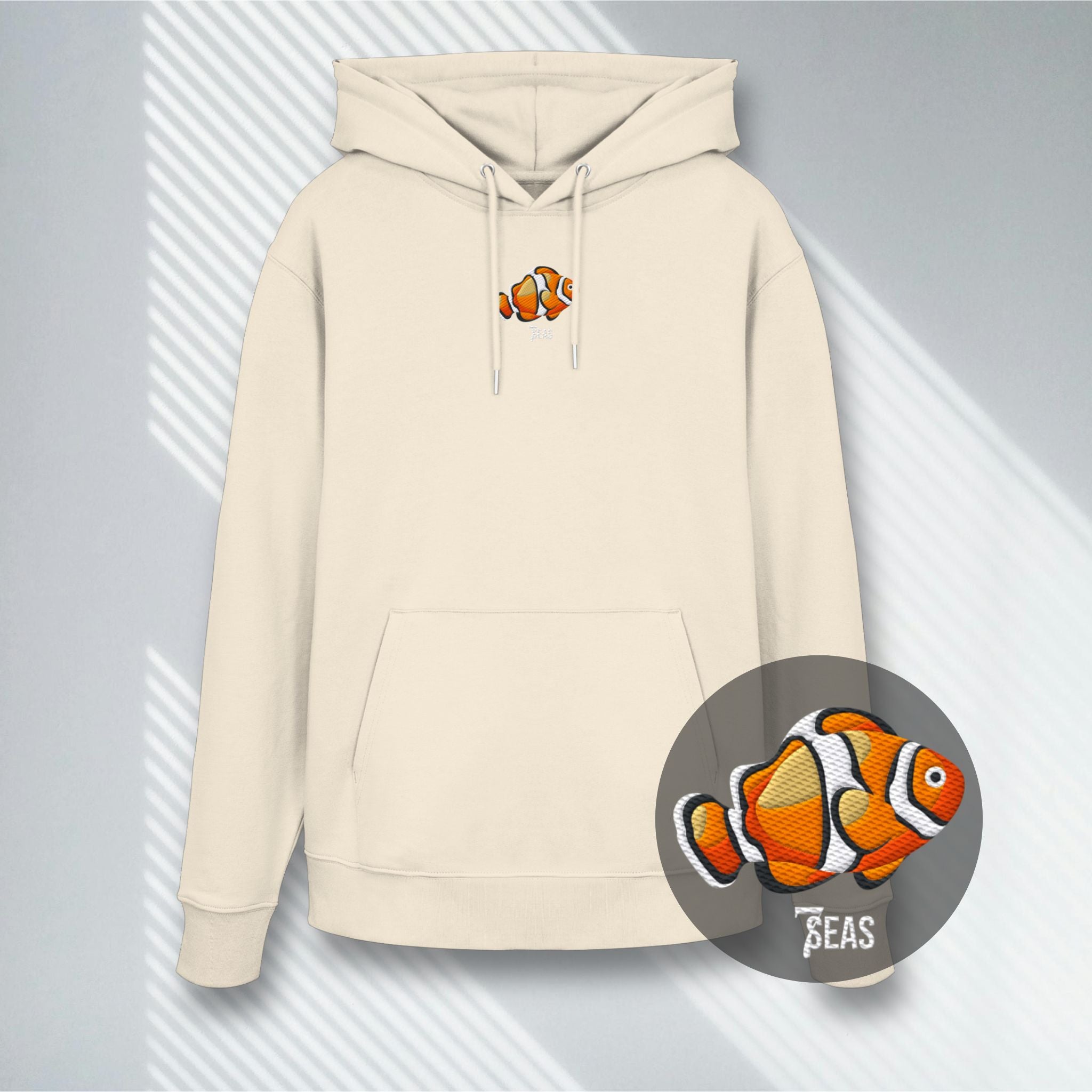Ungefärbter Bio-Hoodie mit schwarzem Clownfisch Stick, Eco-Friendly Scuba Fashion.