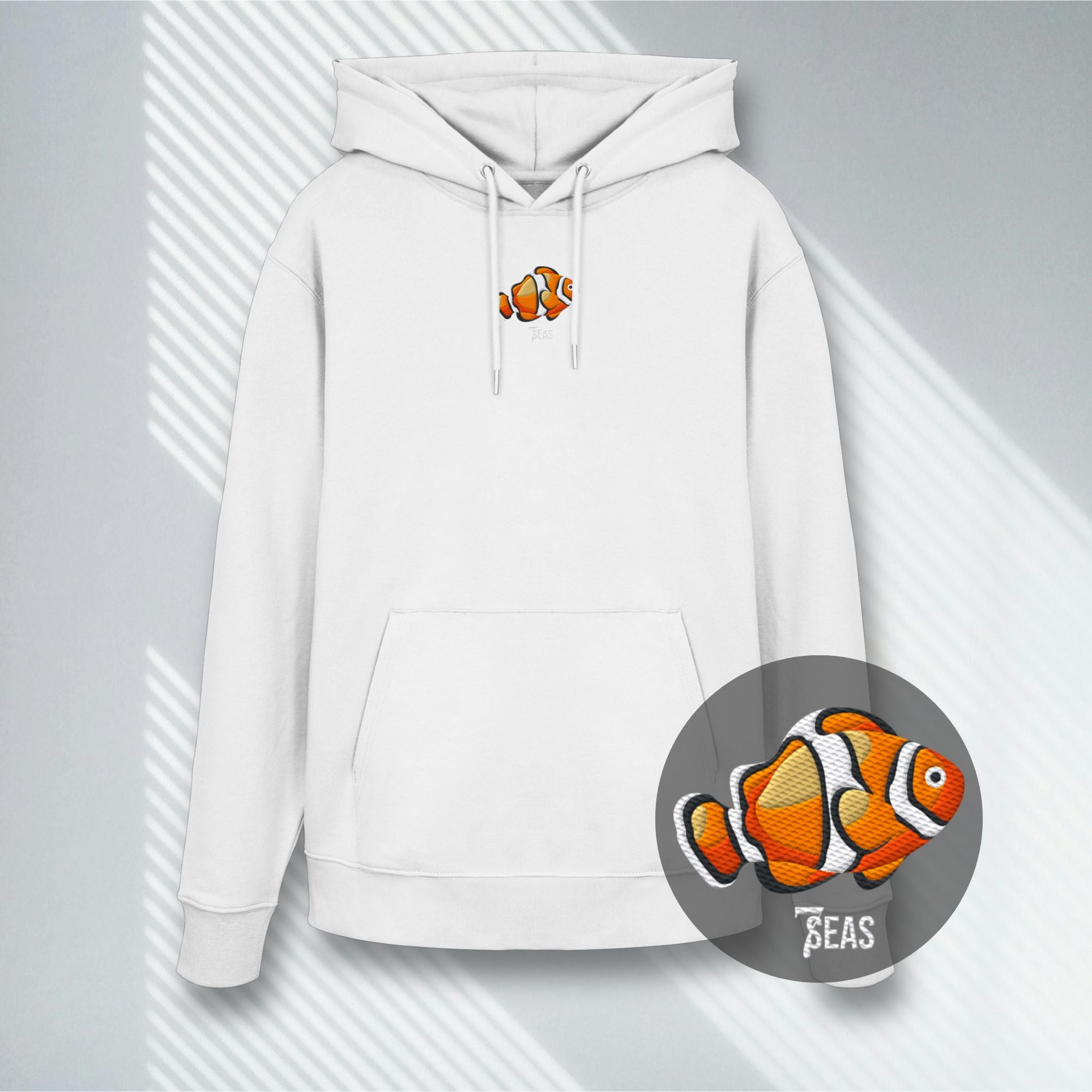 Weißer Bio-Hoodie mit dezentem Clownfisch Stick, Stanley/Stella Cruiser 2.0.