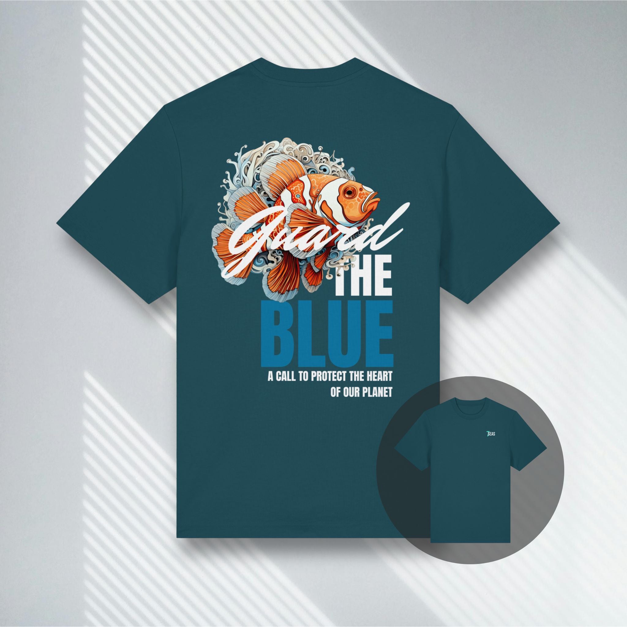 Dunkelblau-grünes T-Shirt für Taucher, Clownfisch-Motiv mit Mission Statement, Premium Bio-Qualität.