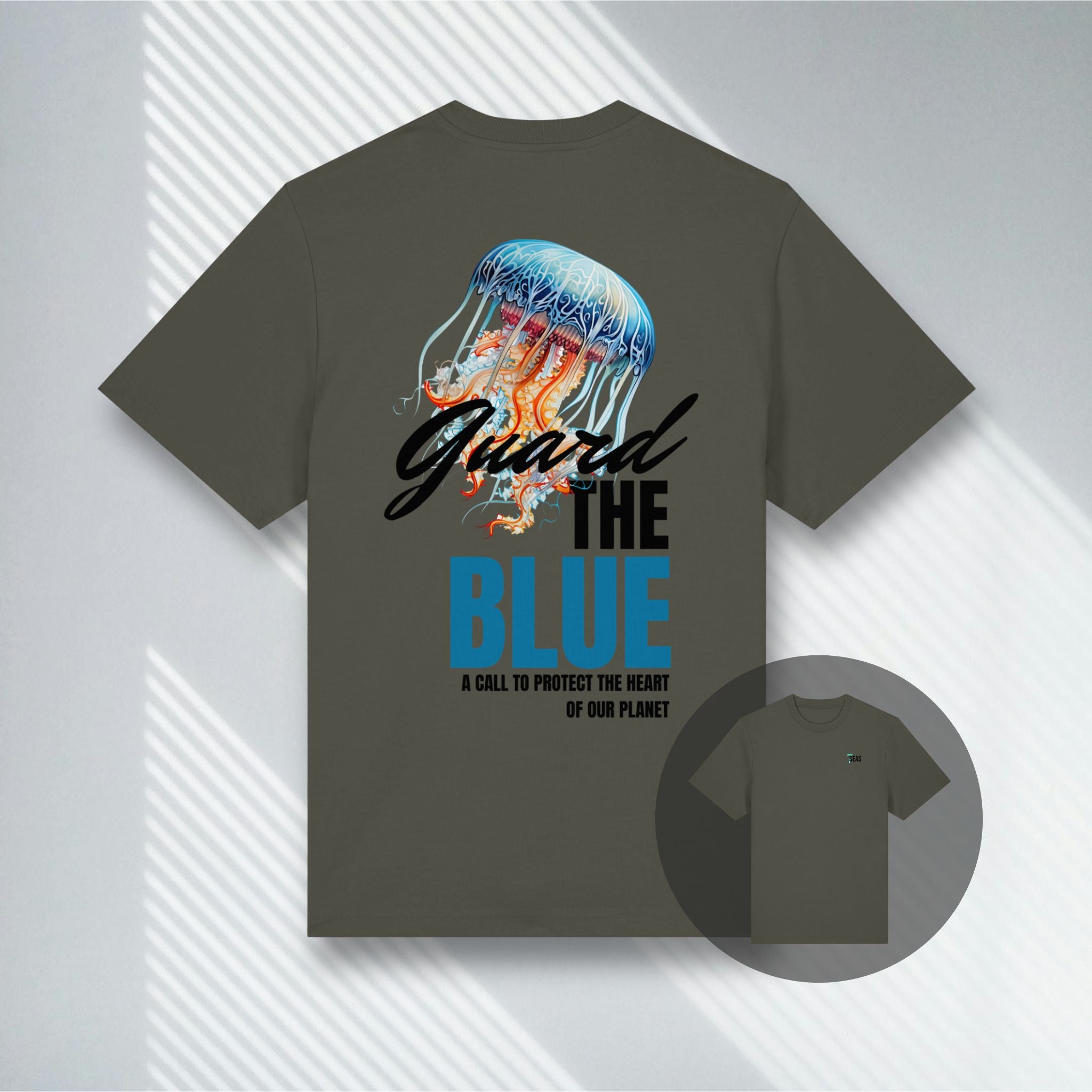Khakifarbenes Herren T-Shirt mit Quallen Motiv, Guard the Blue Edition, Scuba Lifestyle Bekleidung.