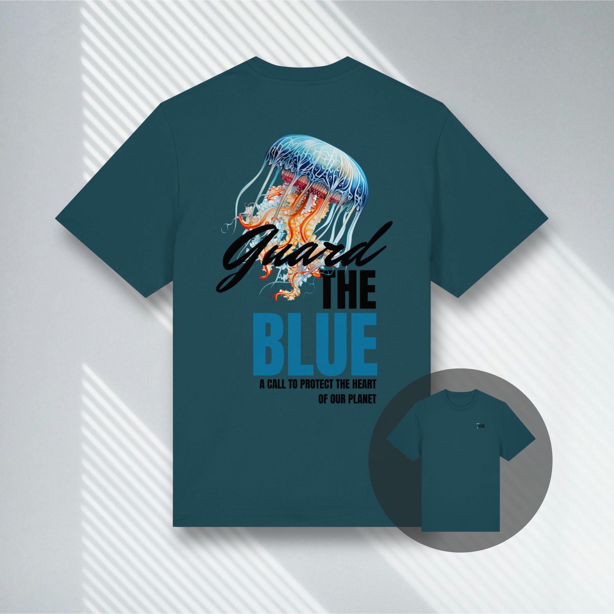 Dunkelblau-grünes Bio-T-Shirt mit Quallen-Motiv und Guard the Blue Slogan, Stanley/Stella Sparker 2.0.