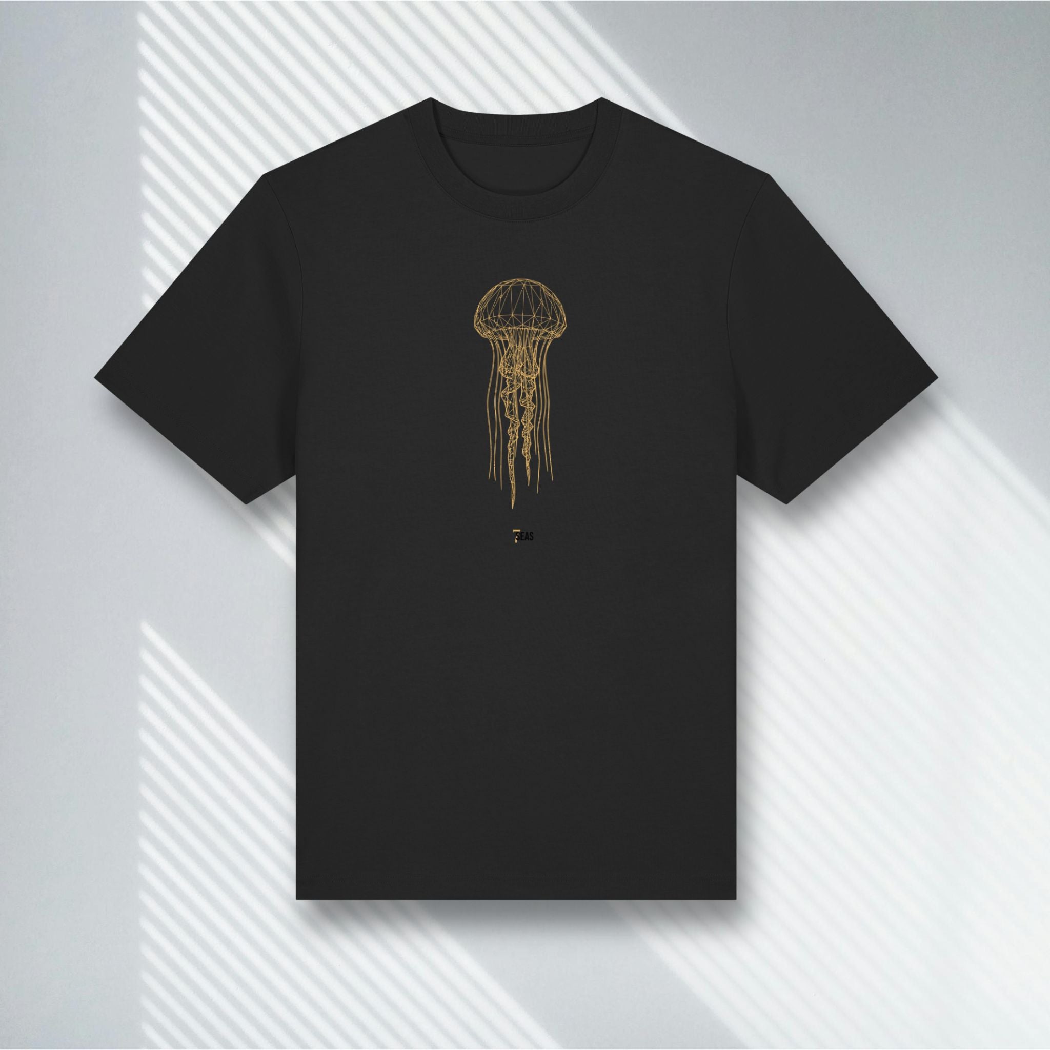 Schwarzes Premium Shirt mit goldener geometrischer Qualle, Stanley/Stella Black, Scuba Fashion.