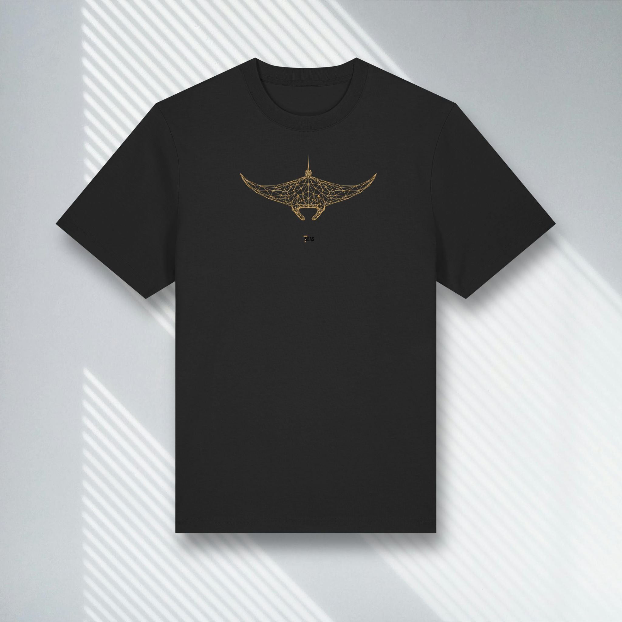 Schwarzes Premium Shirt mit goldenem geometrischen Manta, Stanley/Stella Black, Scuba Fashion.