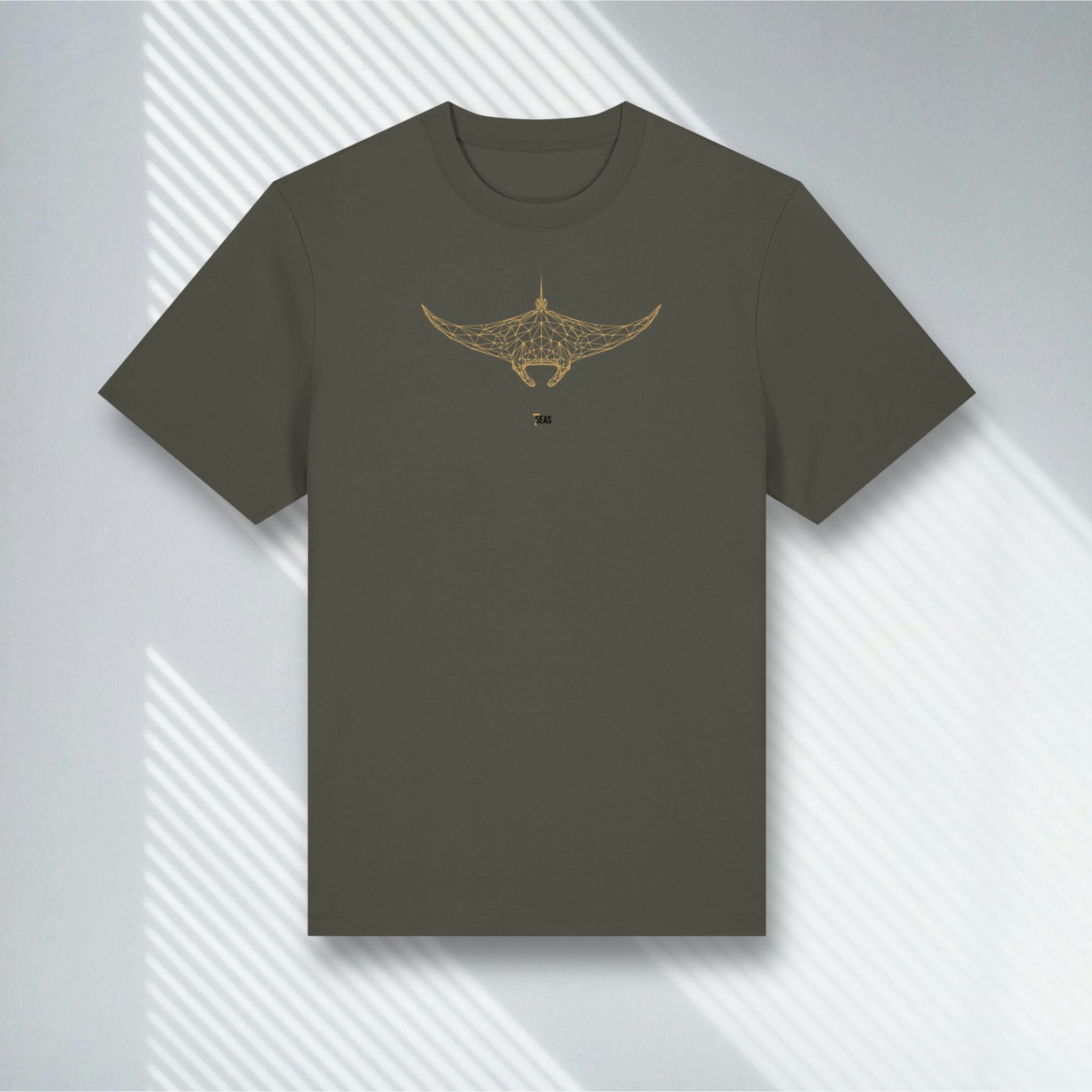 Khakifarbenes T-Shirt mit goldenem Mantarochen Motiv, Stanley/Stella Sparker Khaki, entspannter Fit.