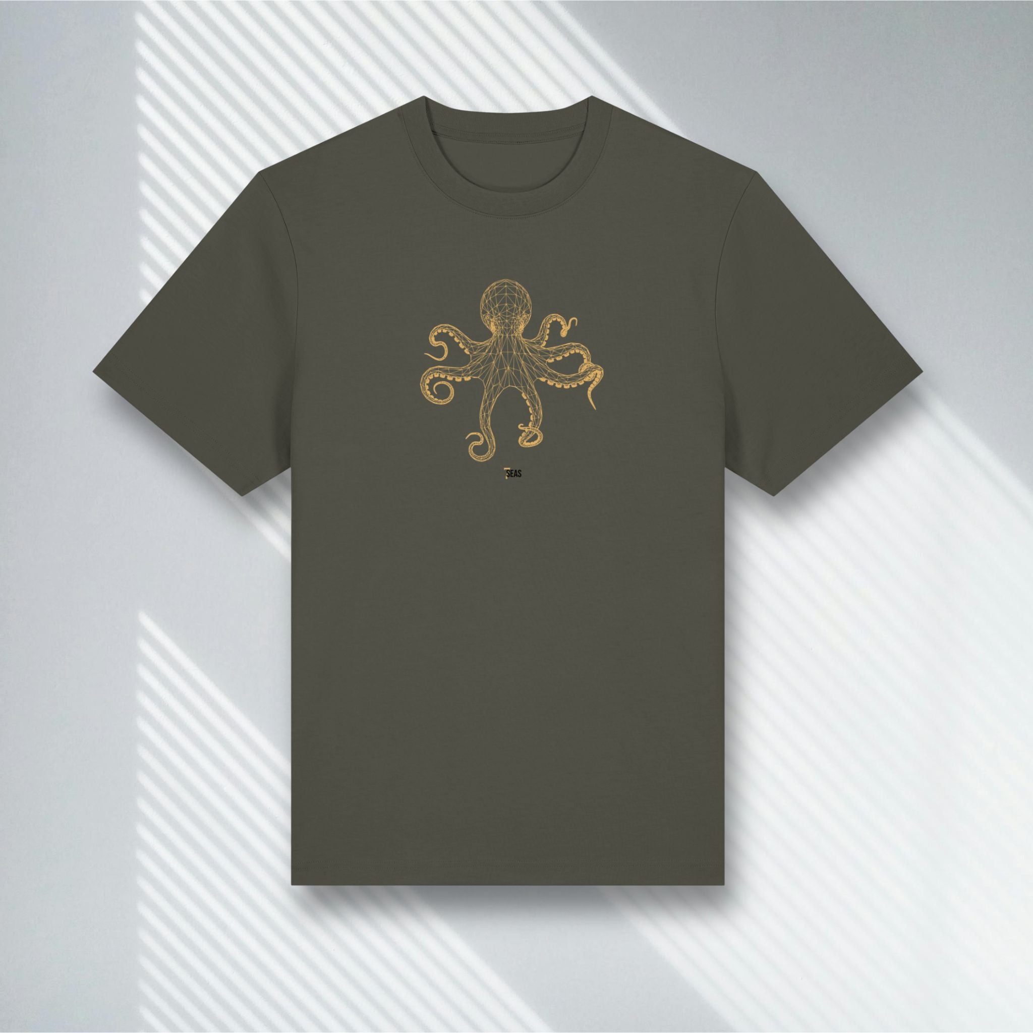 Khakifarbenes T-Shirt mit goldenem Oktopus Motiv, Stanley/Stella Sparker Khaki, entspannter Fit.