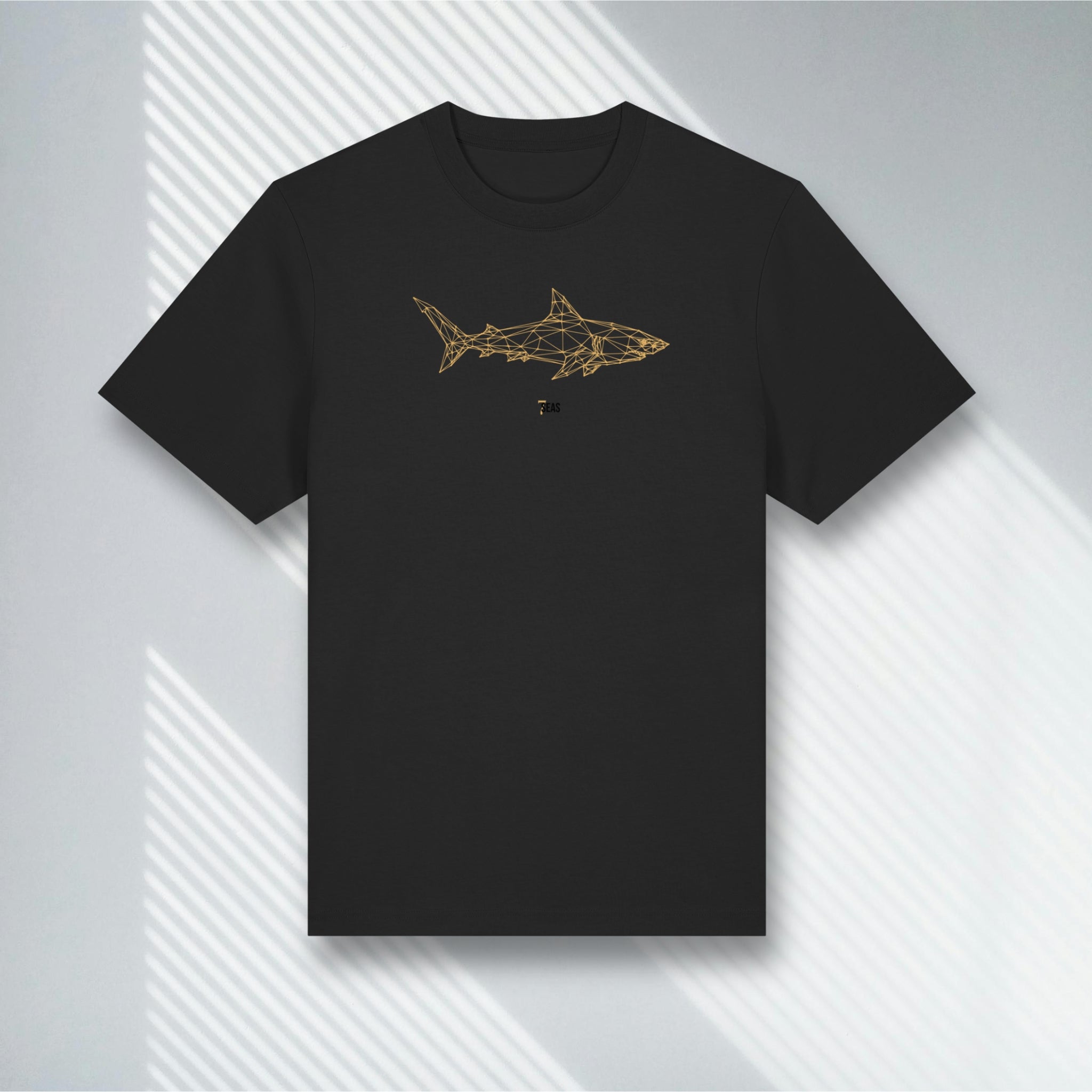 Schwarzes Heavyweight T-Shirt mit goldenem geometrischen Hai, Stanley/Stella Sparker 2.0 Black, Premium Scuba Streetwear.