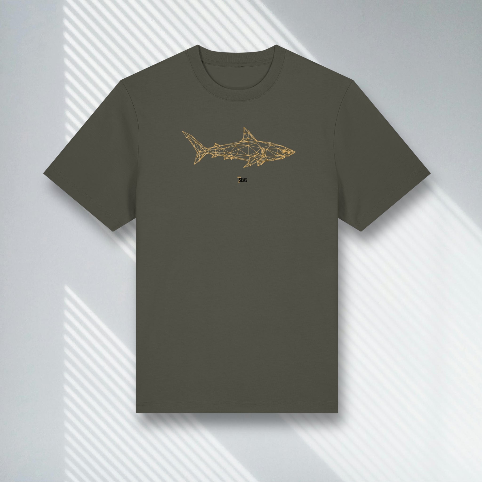 Khakifarbenes Heavyweight T-Shirt mit goldenem Hai Design, Stanley/Stella Sparker Khaki, Safari Look.