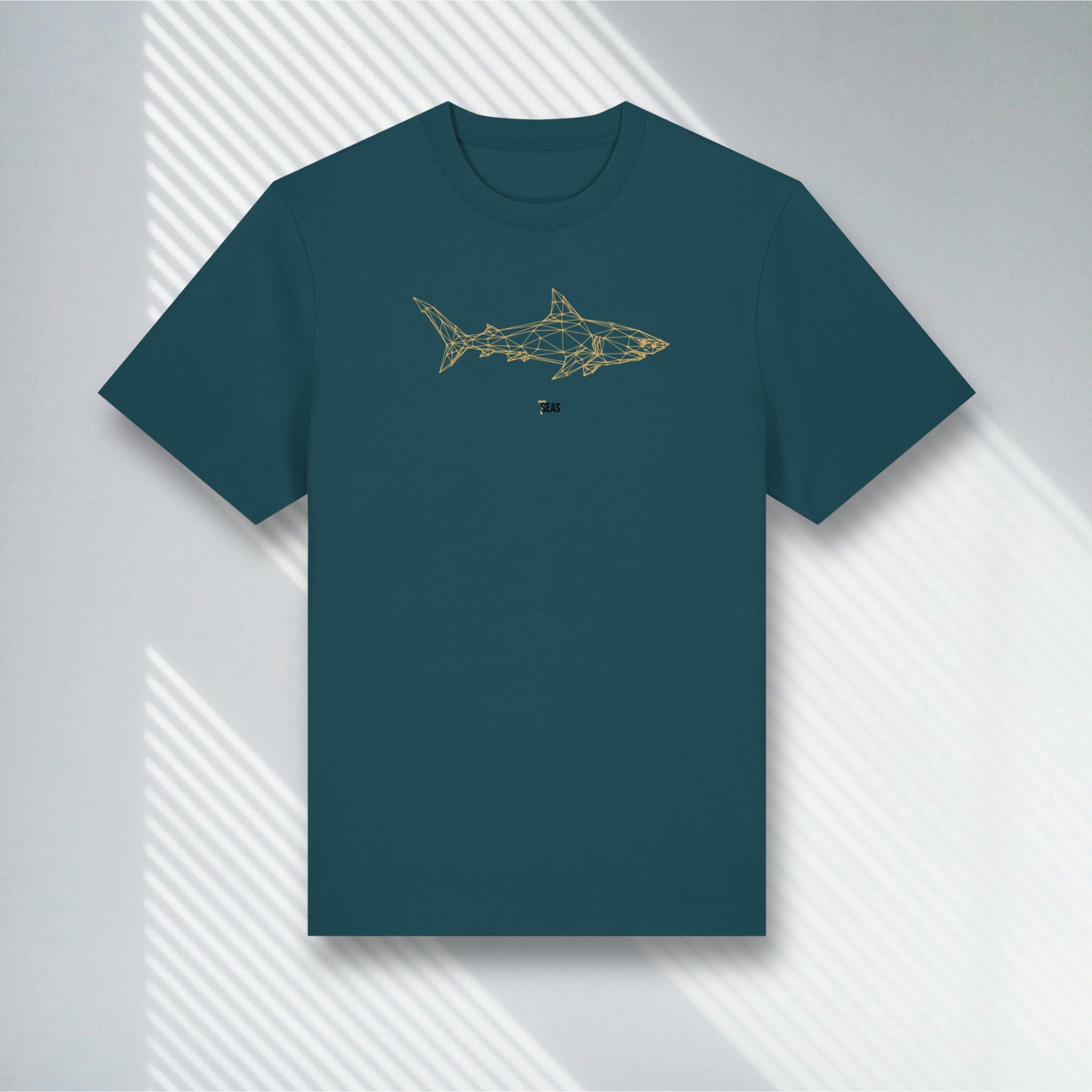 Dunkles blaugrünes T-Shirt mit goldenem Hai Design, Stanley/Stella Stargazer, Living Gold Edition.