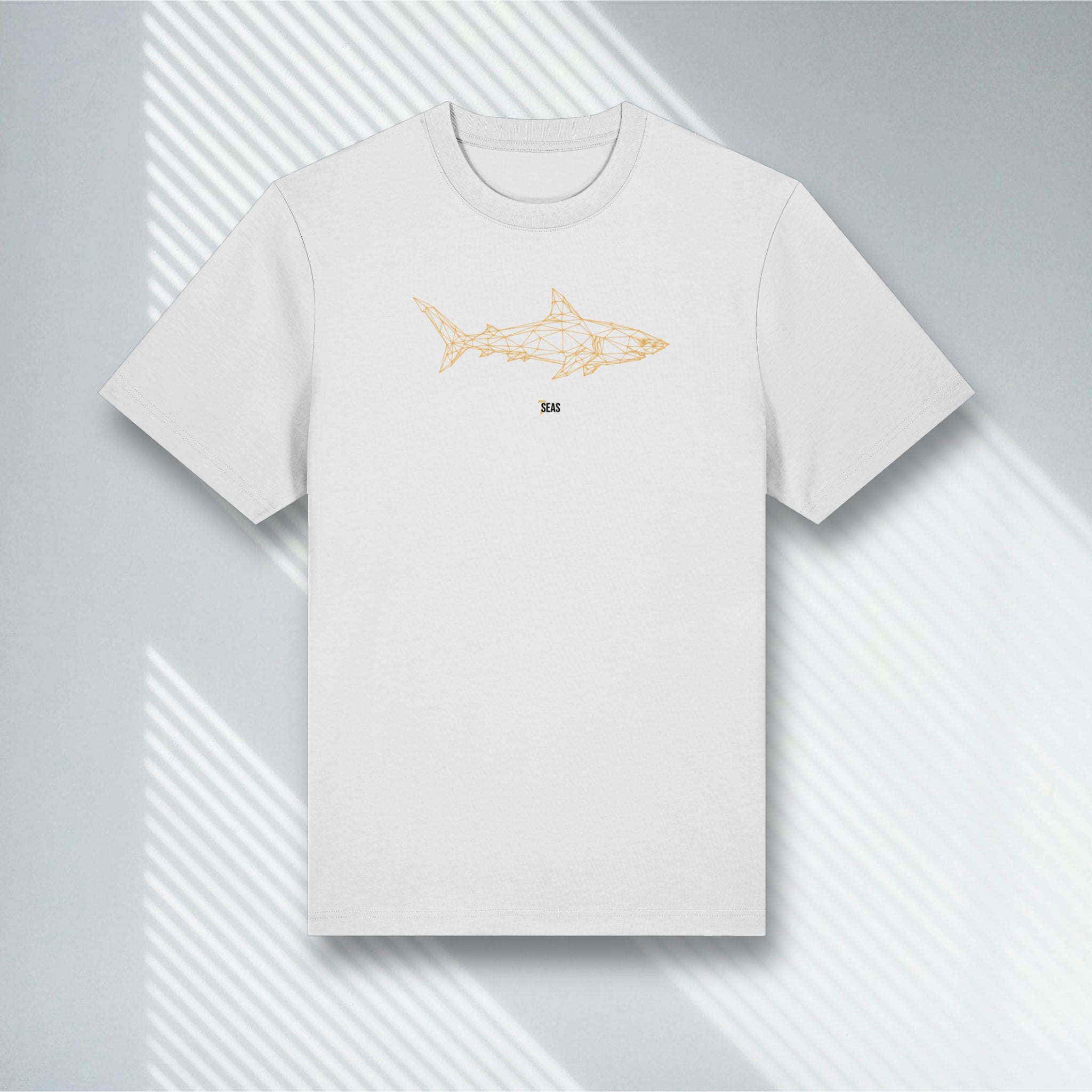 Weißes Bio-Baumwoll T-Shirt mit goldenem Hai Wireframe, Stanley/Stella Sparker 2.0, Living Gold Kollektion.