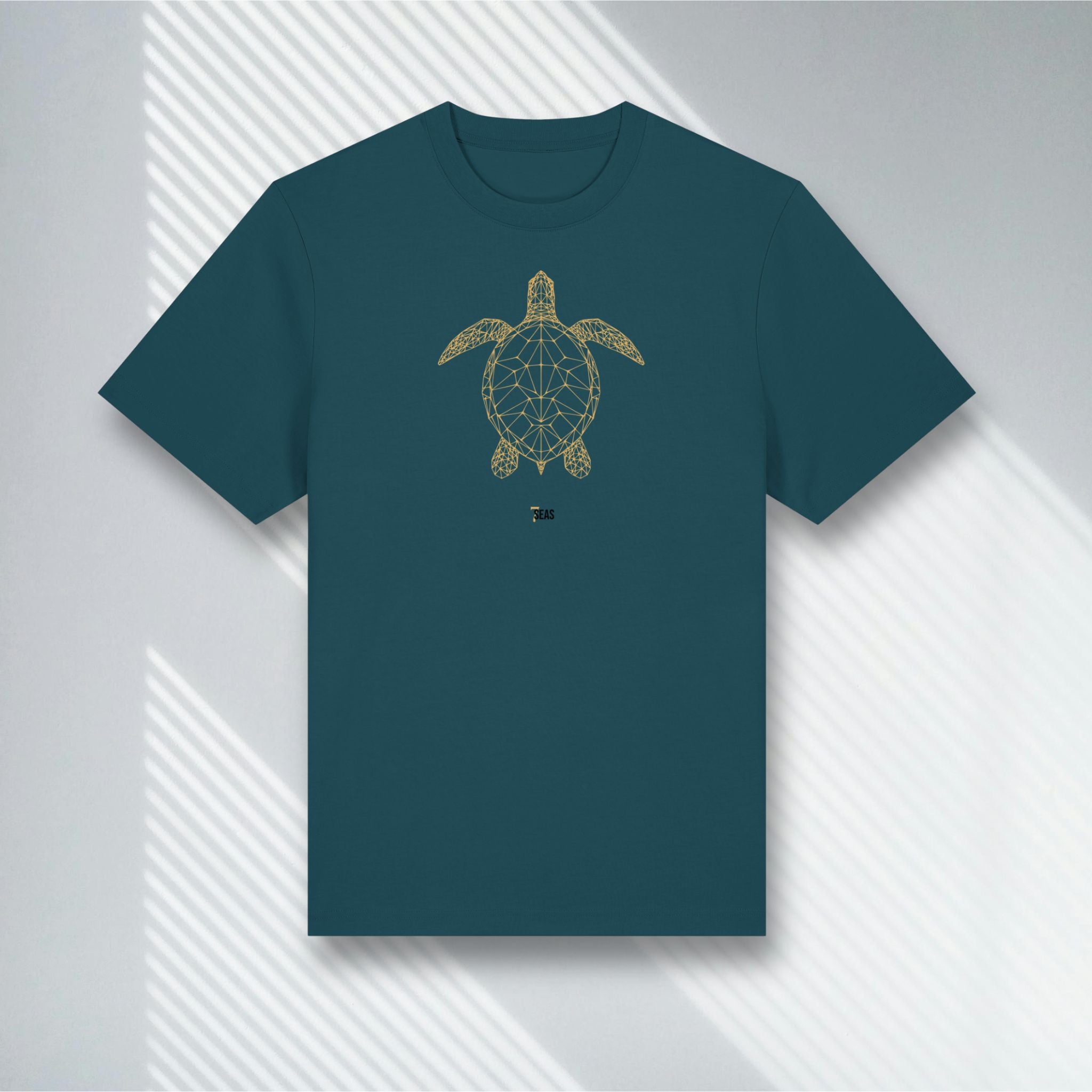 Dunkelgrünes T-Shirt mit goldenem Schildkröten Design, Stanley/Stella Stargazer, Living Gold Edition.