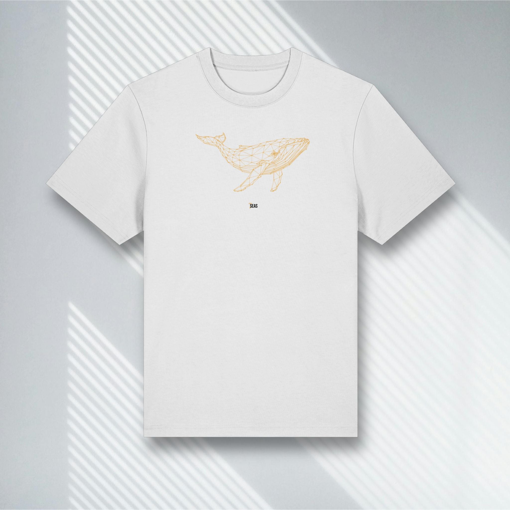 Weißes Bio T-Shirt mit goldenem Wal Wireframe, Stanley/Stella Sparker 2.0, Living Gold Kollektion.