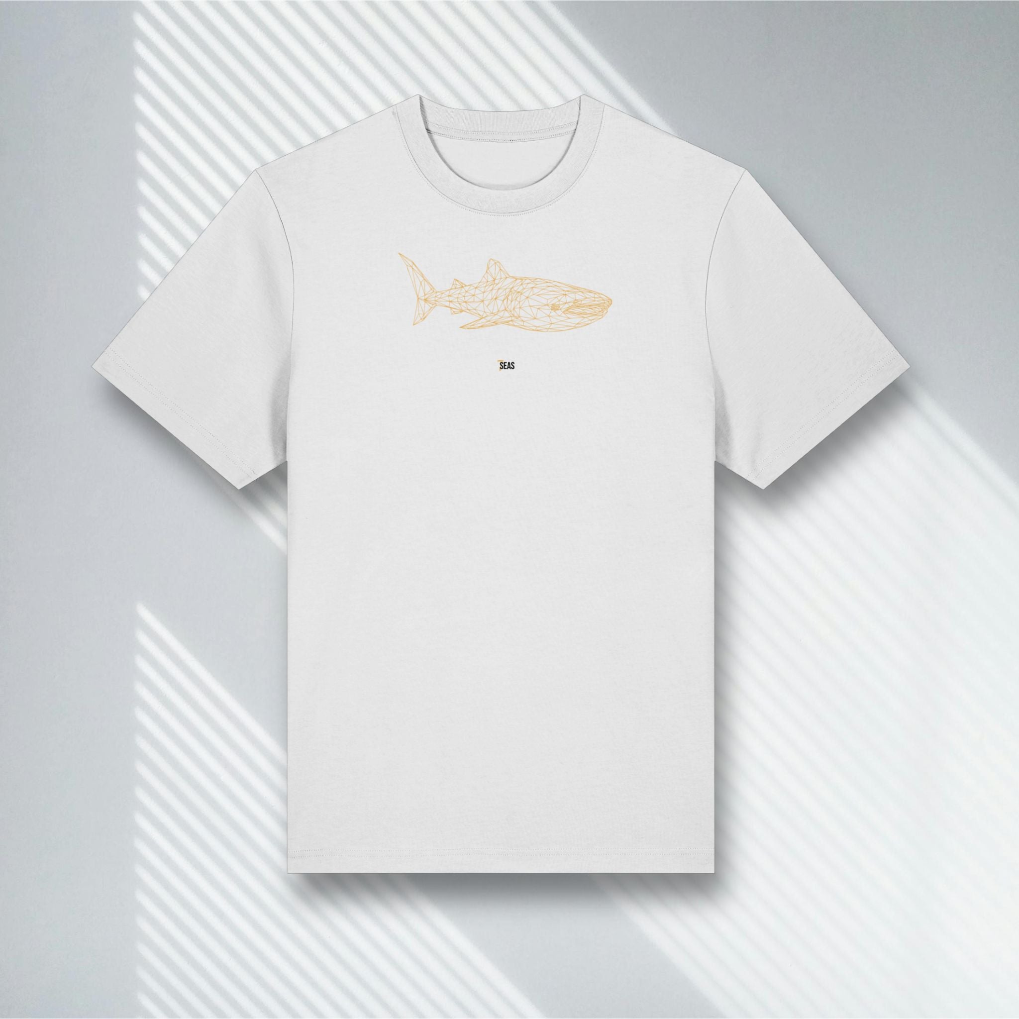 Weißes Bio T-Shirt mit goldenem Walhai Wireframe, Stanley/Stella Sparker 2.0, Living Gold Kollektion.