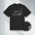 Schwarzes Premium Bio-Baumwoll Shirt mit weißem Manta-Rückenprint, nachhaltige Ozean-Mode.