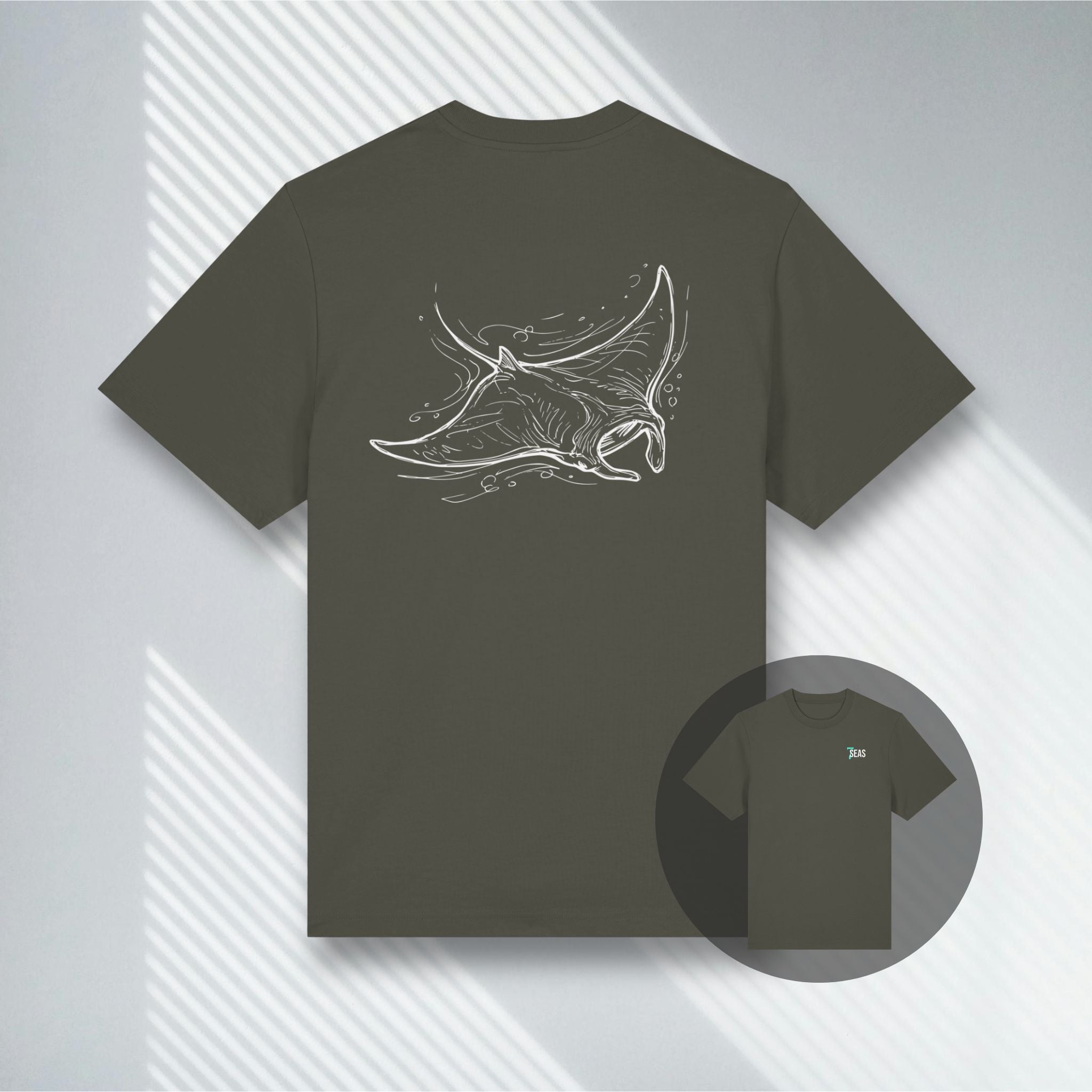 Khakifarbenes T-Shirt mit großem Manta-Motiv auf dem Rücken, GOTS-zertifiziert & vegan.