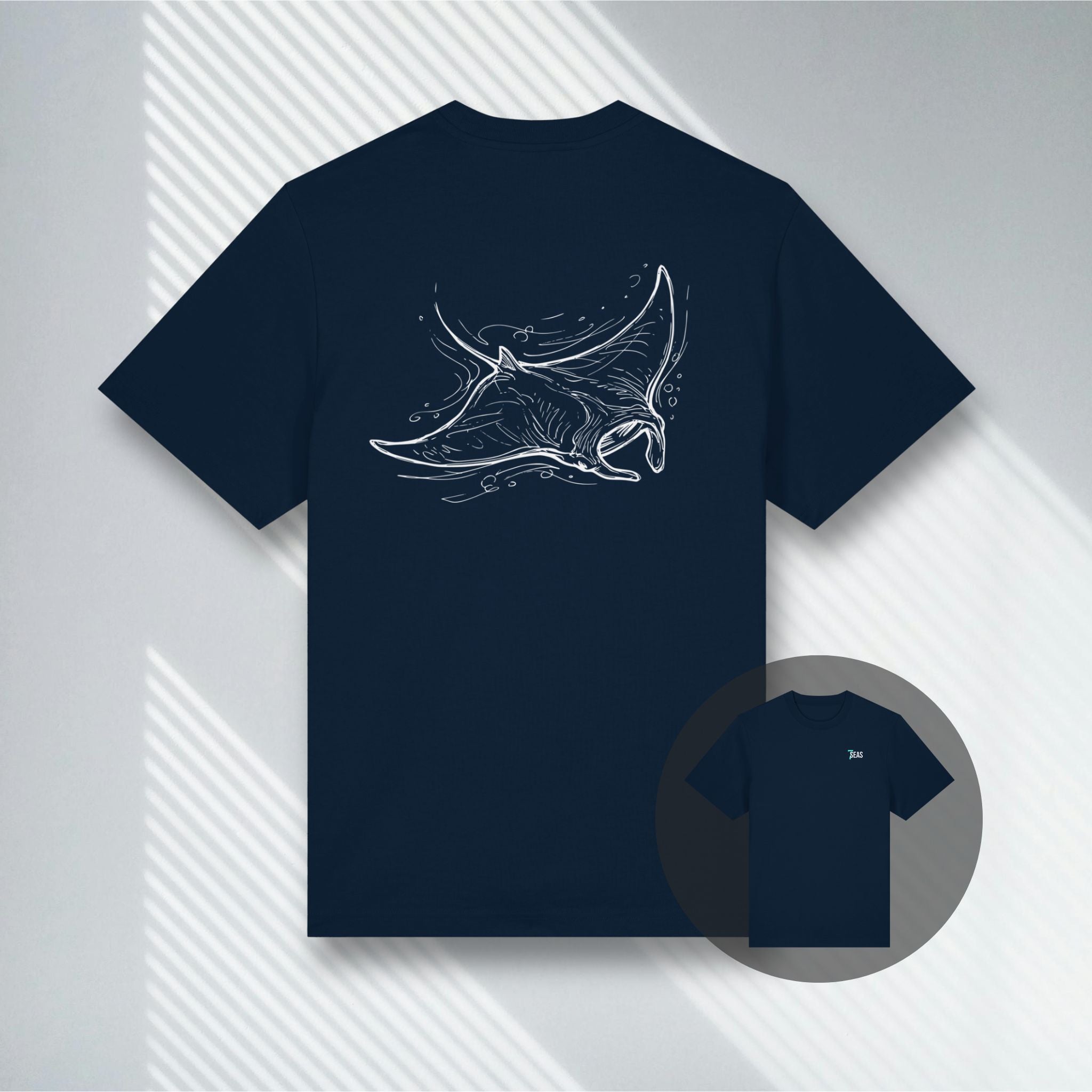 Dunkelblaues Heavyweight Shirt mit weißem Manta-Print hinten, exklusives Meeres-Design.