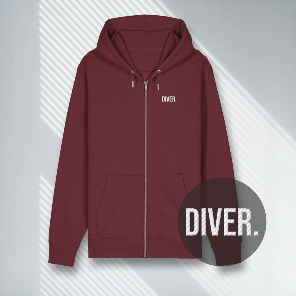 Weinroter Kapuzen-Zipper mit minimalistischem DIVER Stick, nachhaltige Mode für Profi-Taucher.