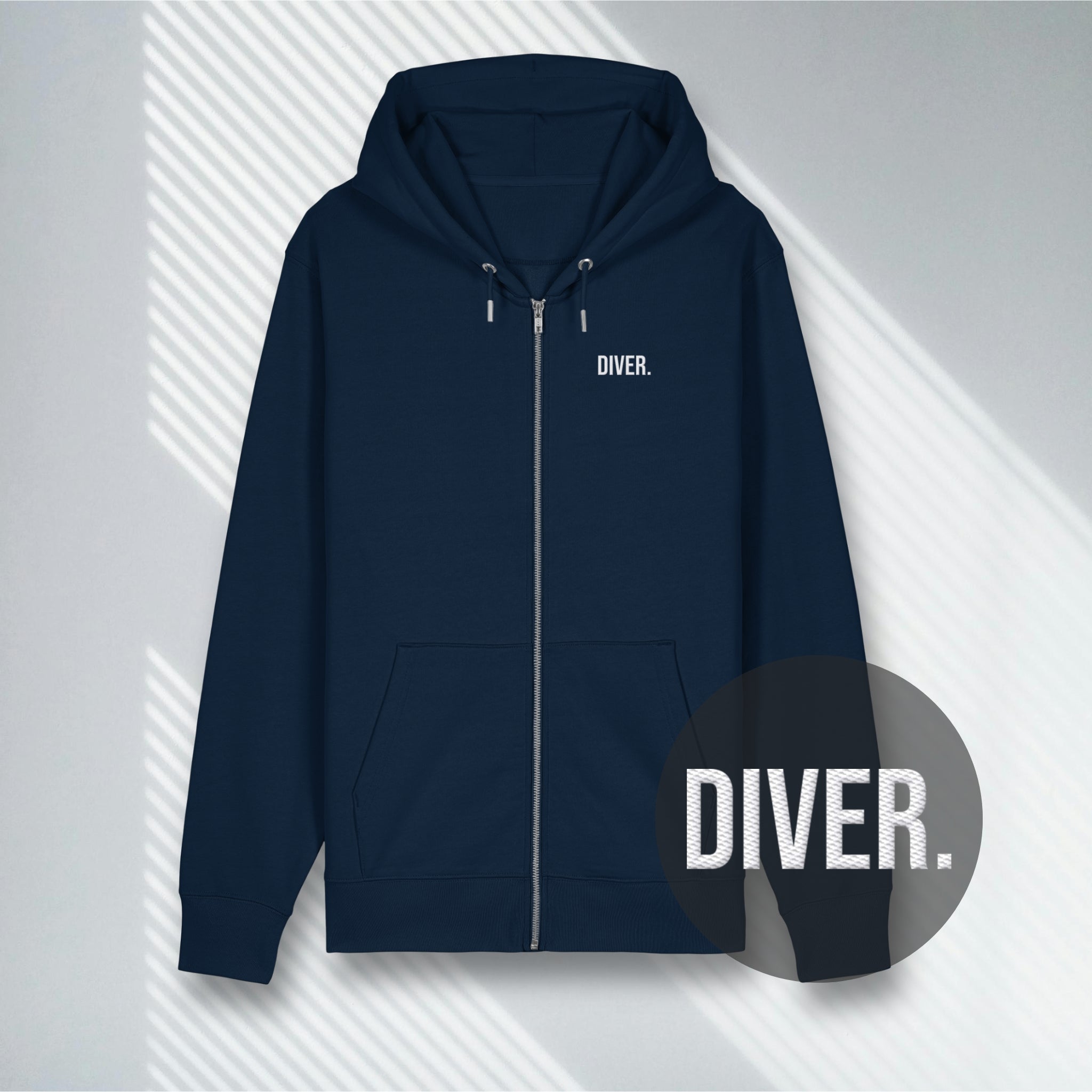 Dunkelblauer Premium Bio-Baumwoll Zipper mit weißem DIVER Stickmotiv, After-Dive Essential.
