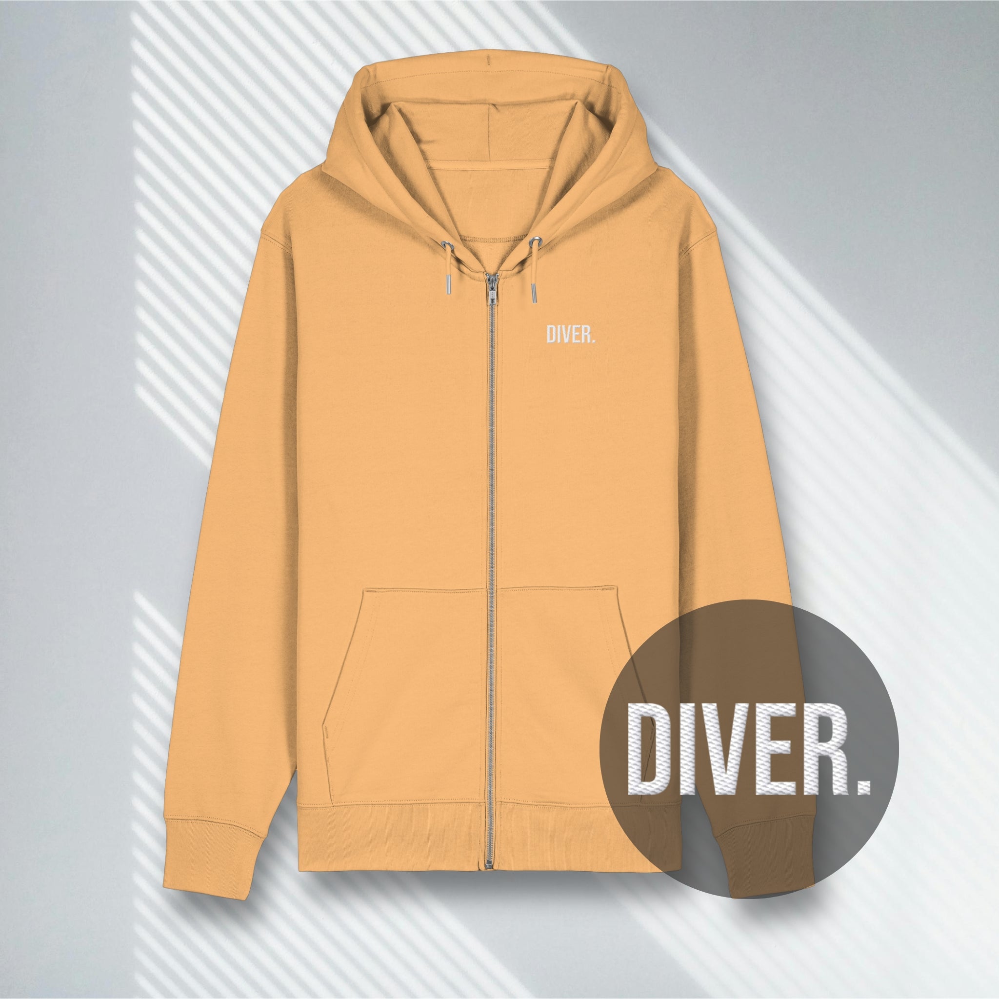 Erdfarbener Bio-Zipper (Nispero) mit hochwertigem DIVER Stick auf der Brust, 7Seaspirations Identity Collection.