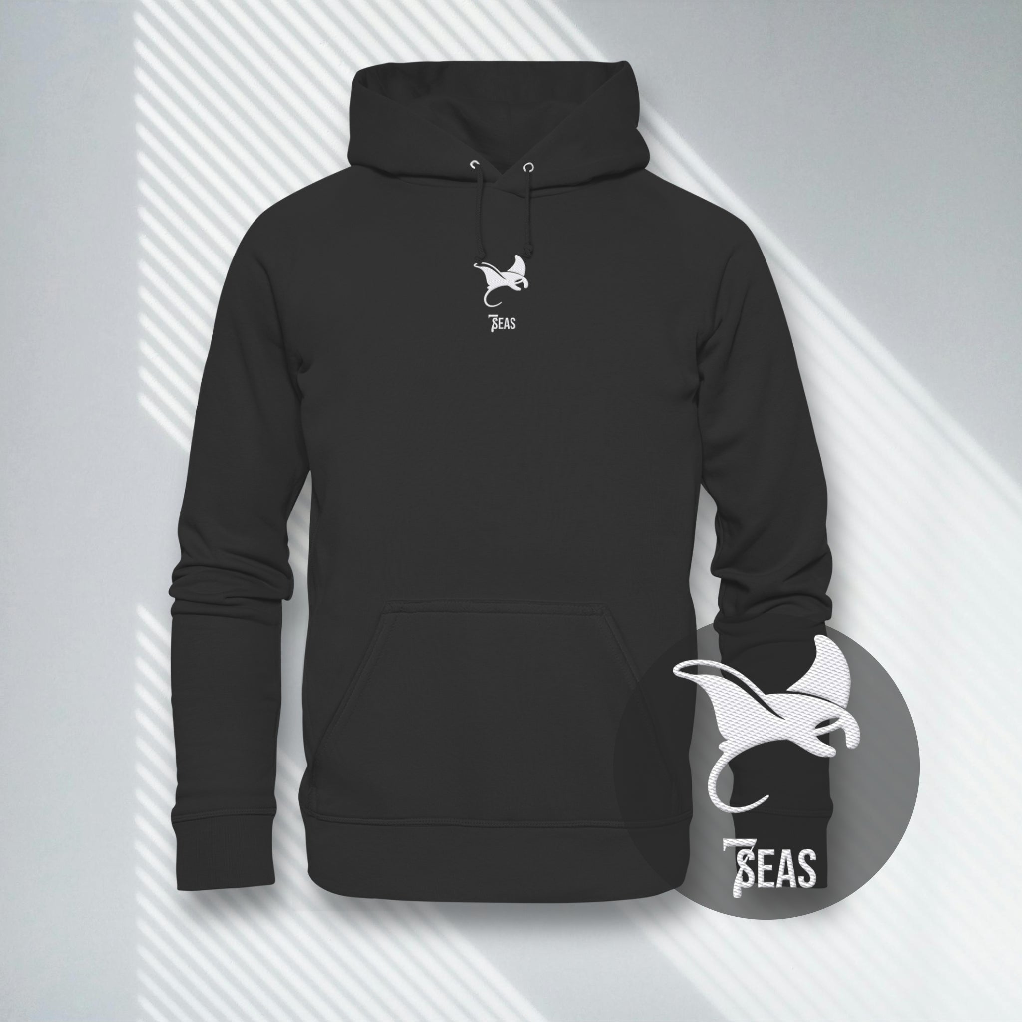 Schwarzer Bio-Baumwoll Hoodie mit weißem Mantarochen Stick, Stanley/Stella Cruiser 2.0.