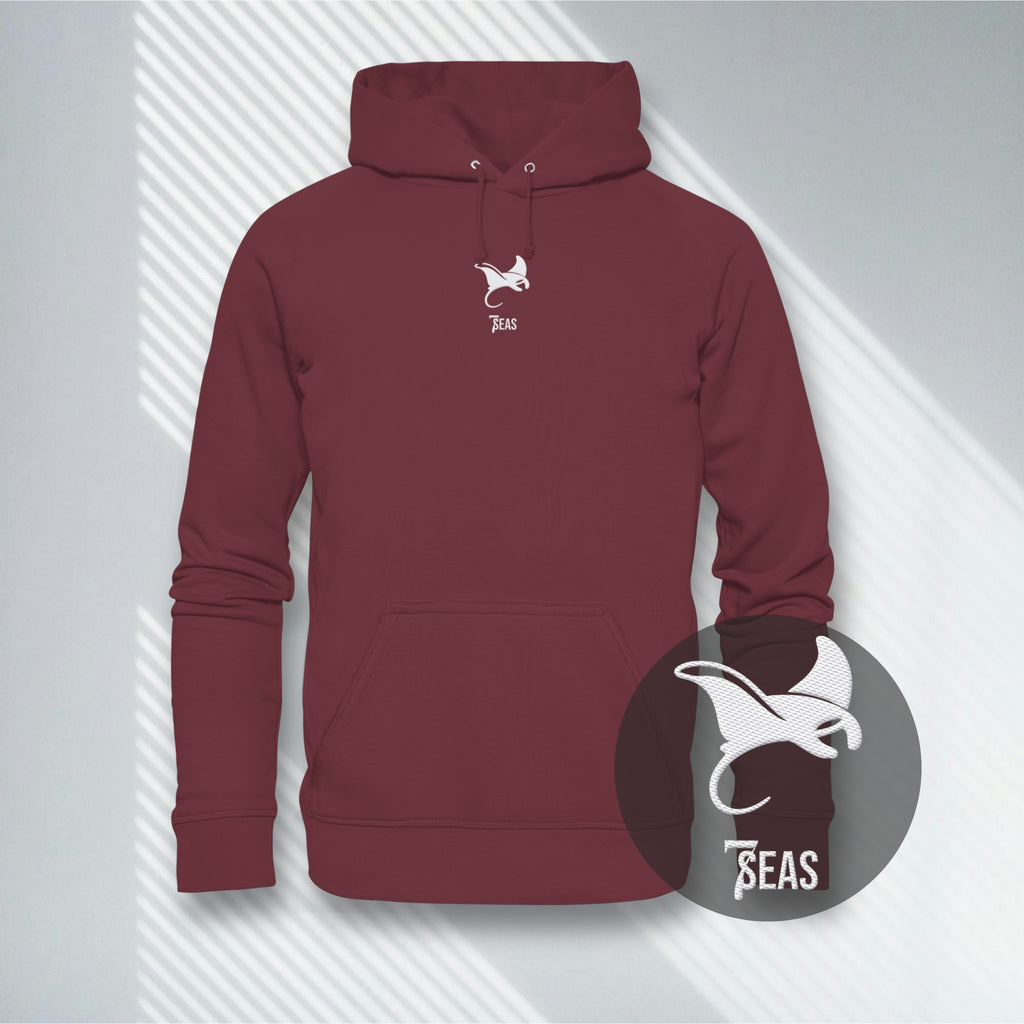 Weinroter Premium Bio-Hoodie mit minimalistischem Mantarochen Stick auf der Brust.