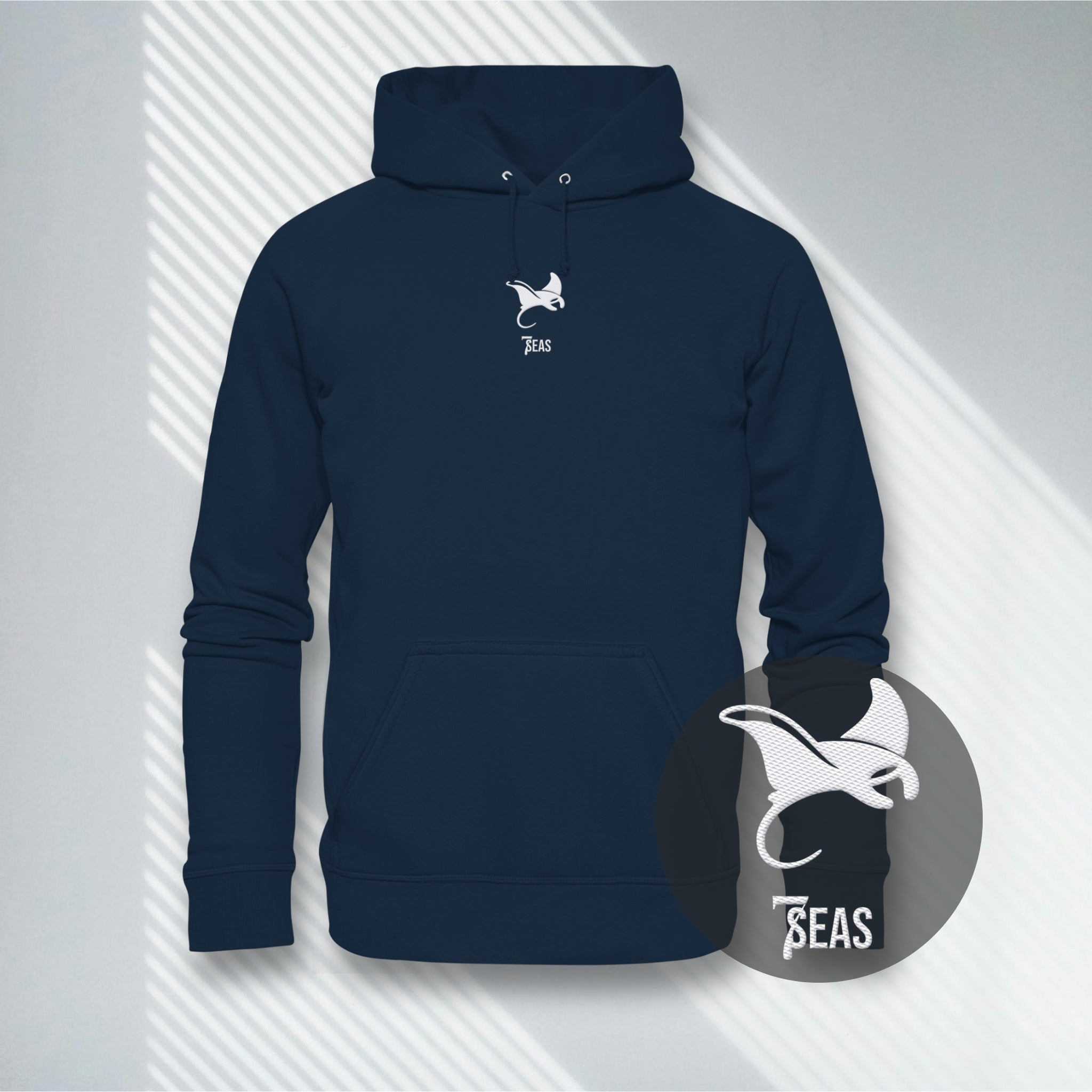 Dunkelblauer Heavyweight Hoodie mit Manta Stick, Premium Qualität für Ozean-Liebhaber.
