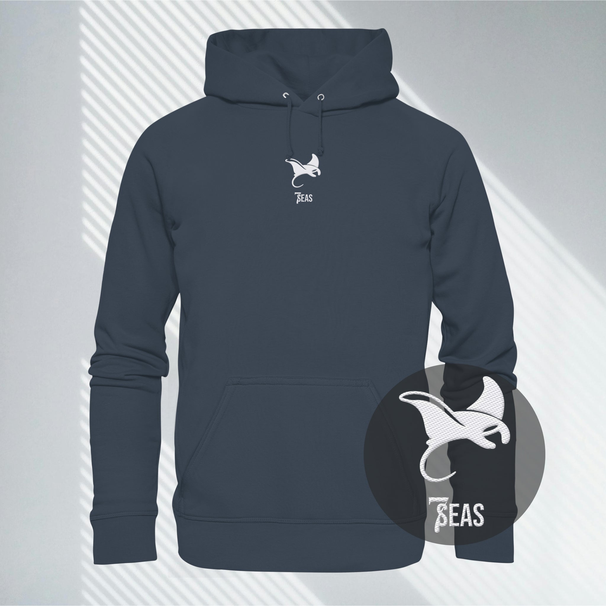 Grau-Blauer Kapuzenpullover mit hochwertiger Manta Stickerei, 7Seaspirations Essentials.