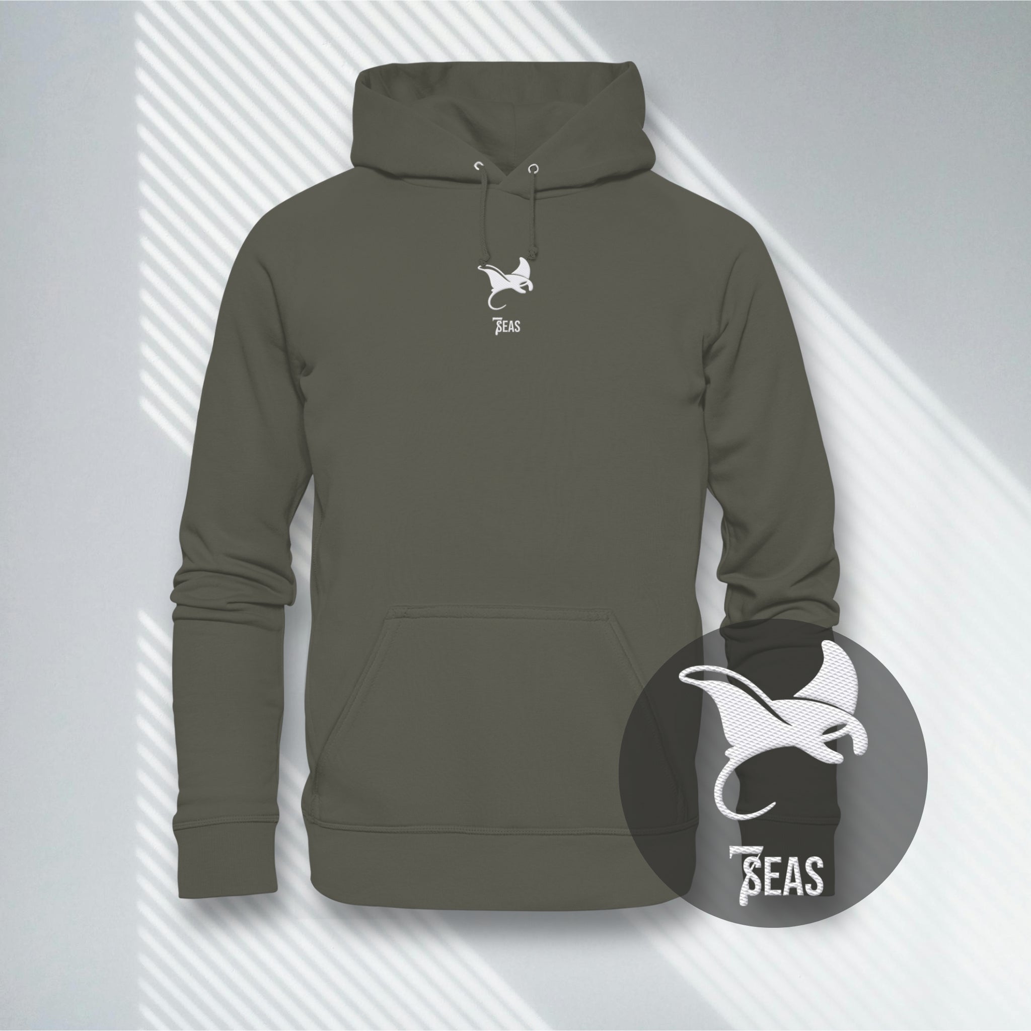 Khakifarbener Hoodie mit dezentem Manta-Motiv als Stickerei auf der Brust.