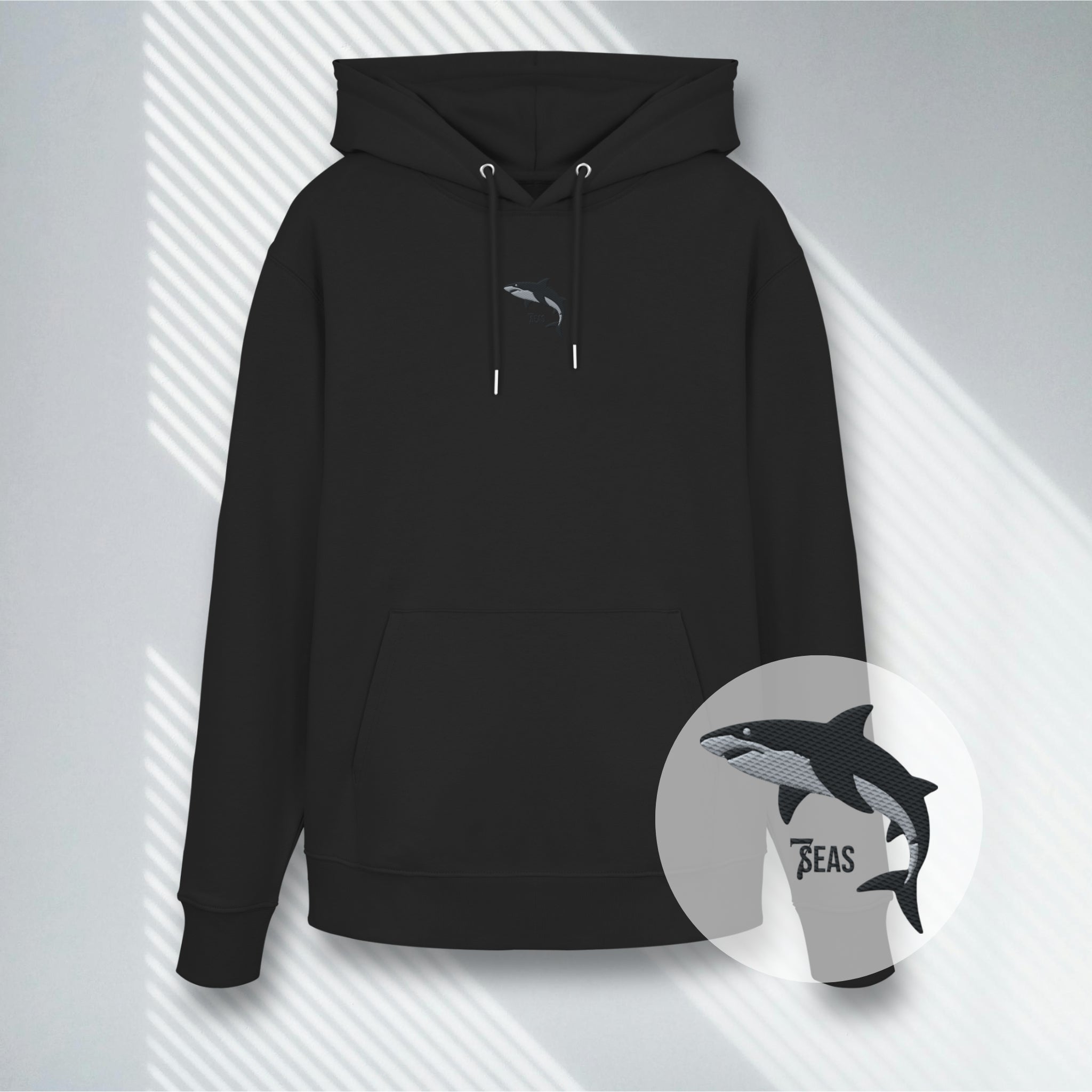 Schwarzer Heavyweight Hoodie mit Hai Motiv als Stickerei, Premium Qualität.