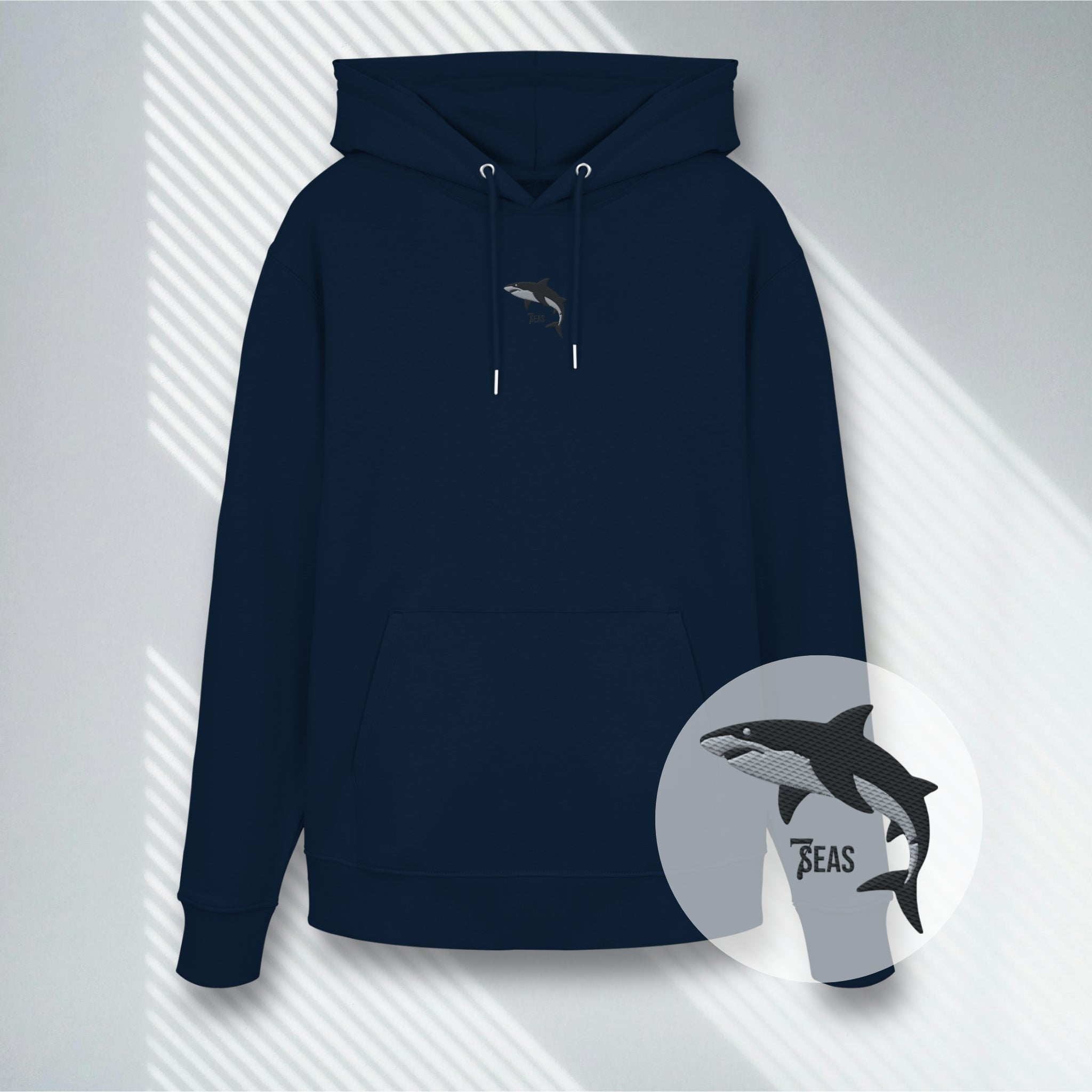 Dunkelblauer Heavyweight Hoodie mit Hai Stick, Premium Streetwear für Ozean-Liebhaber.