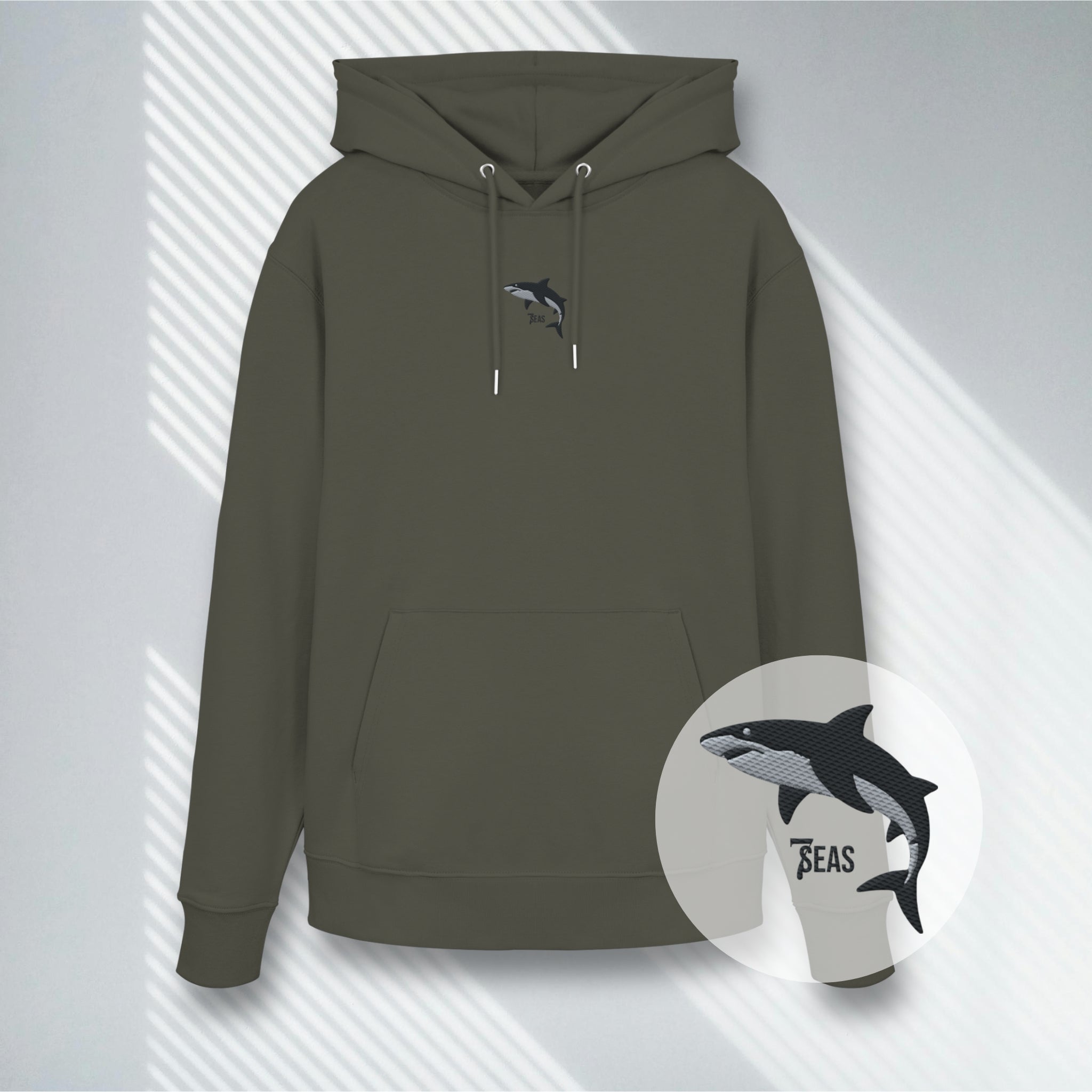 Khakifarbener Hoodie mit dezentem Hai-Motiv als Stickerei auf der Brust.