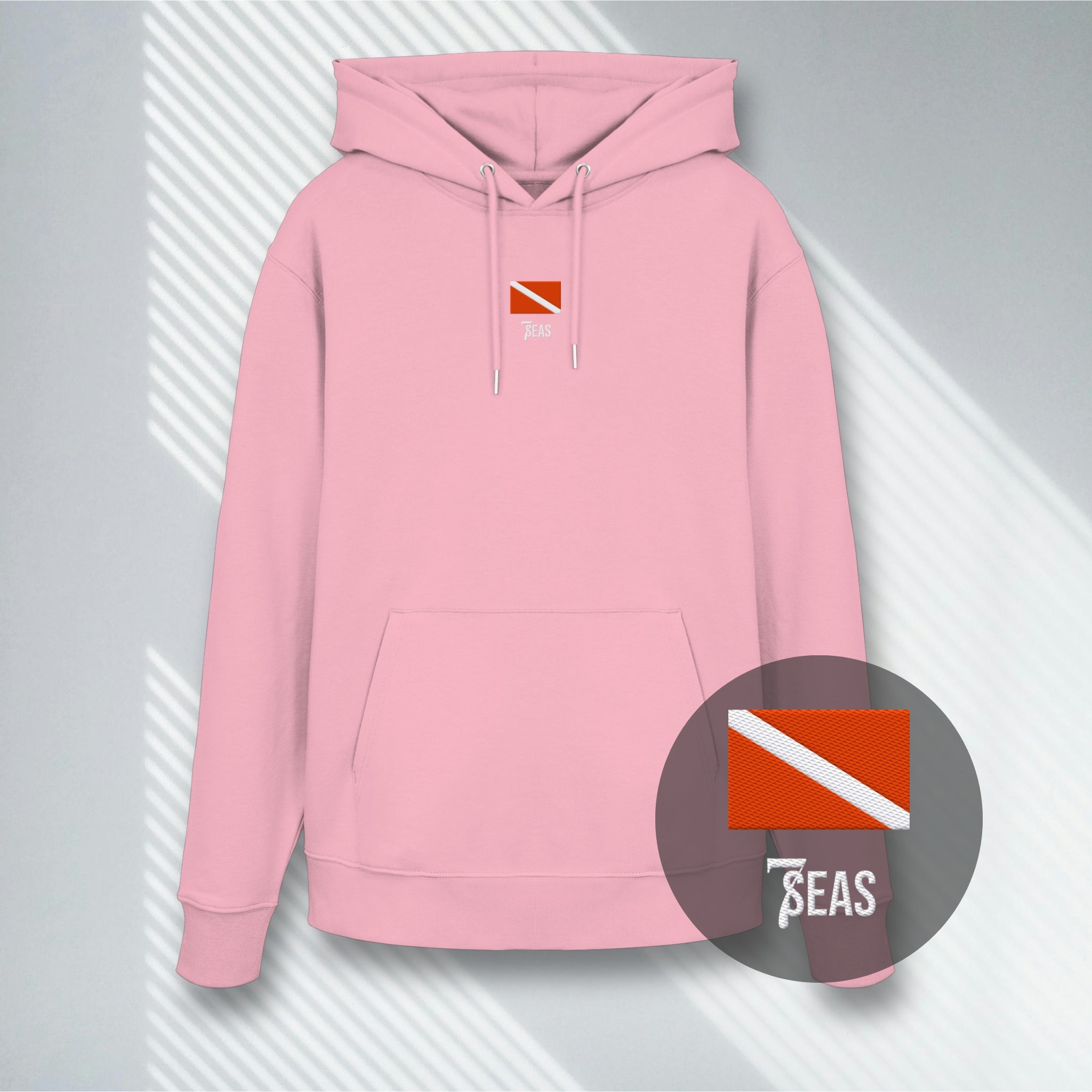 Rosafarbener Bio-Hoodie mit dezentem Taucherflagge Stick auf der Brust.