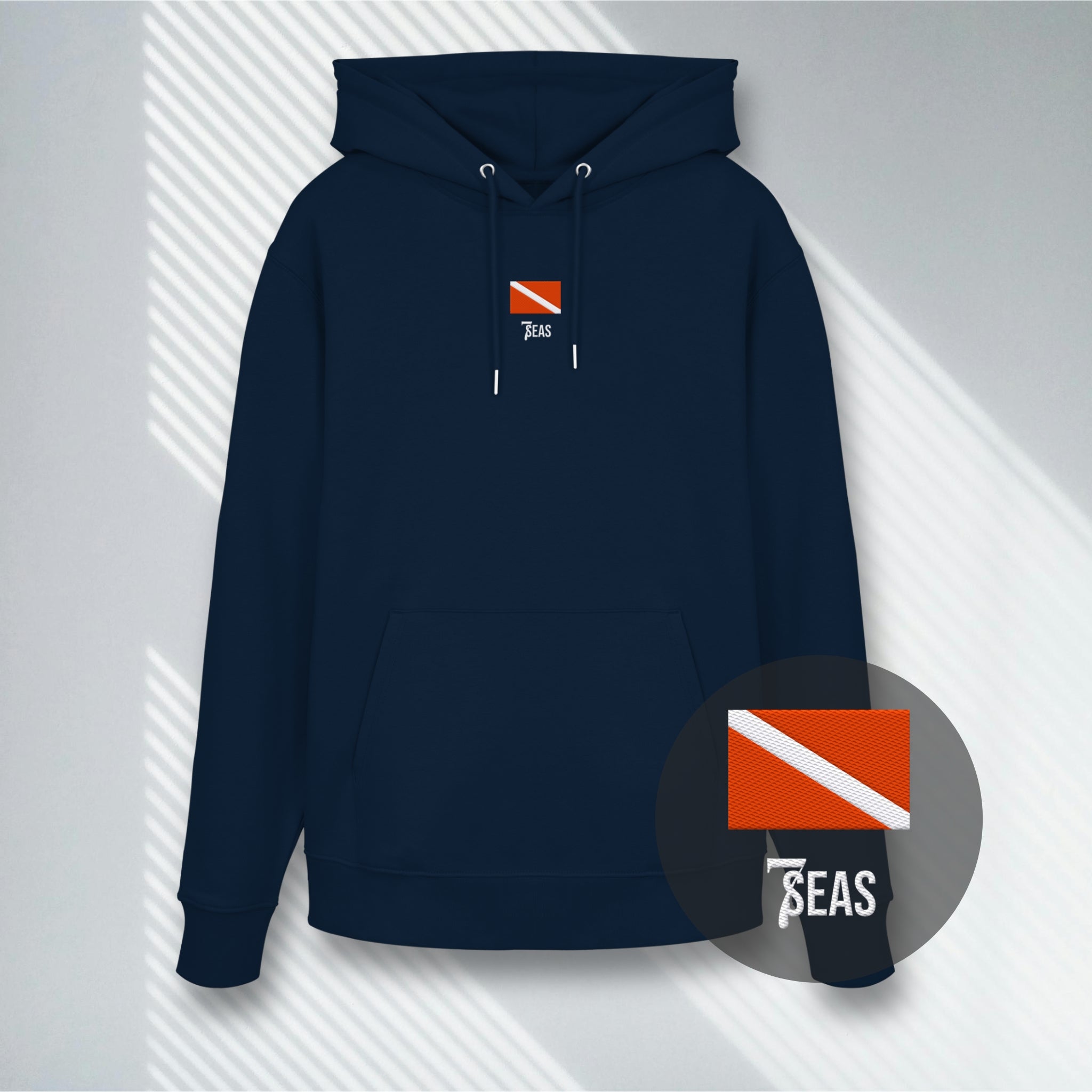 Dunkelblauer Heavyweight Hoodie mit roter Taucherflagge Stickerei, Premium Qualität.