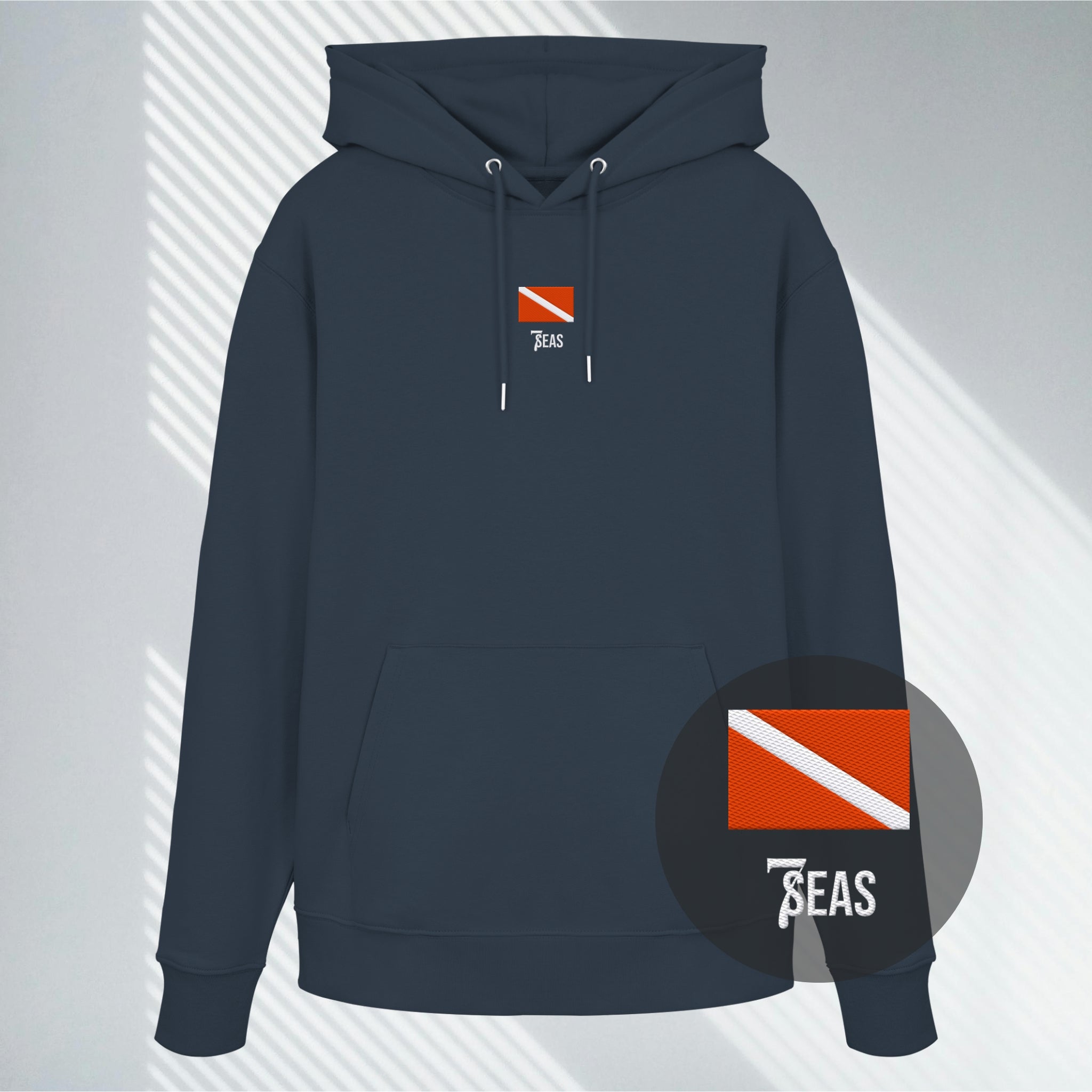Dunkelgrauer Kapuzenpullover mit hochwertigem Signal-Stick, maritime Streetwear.