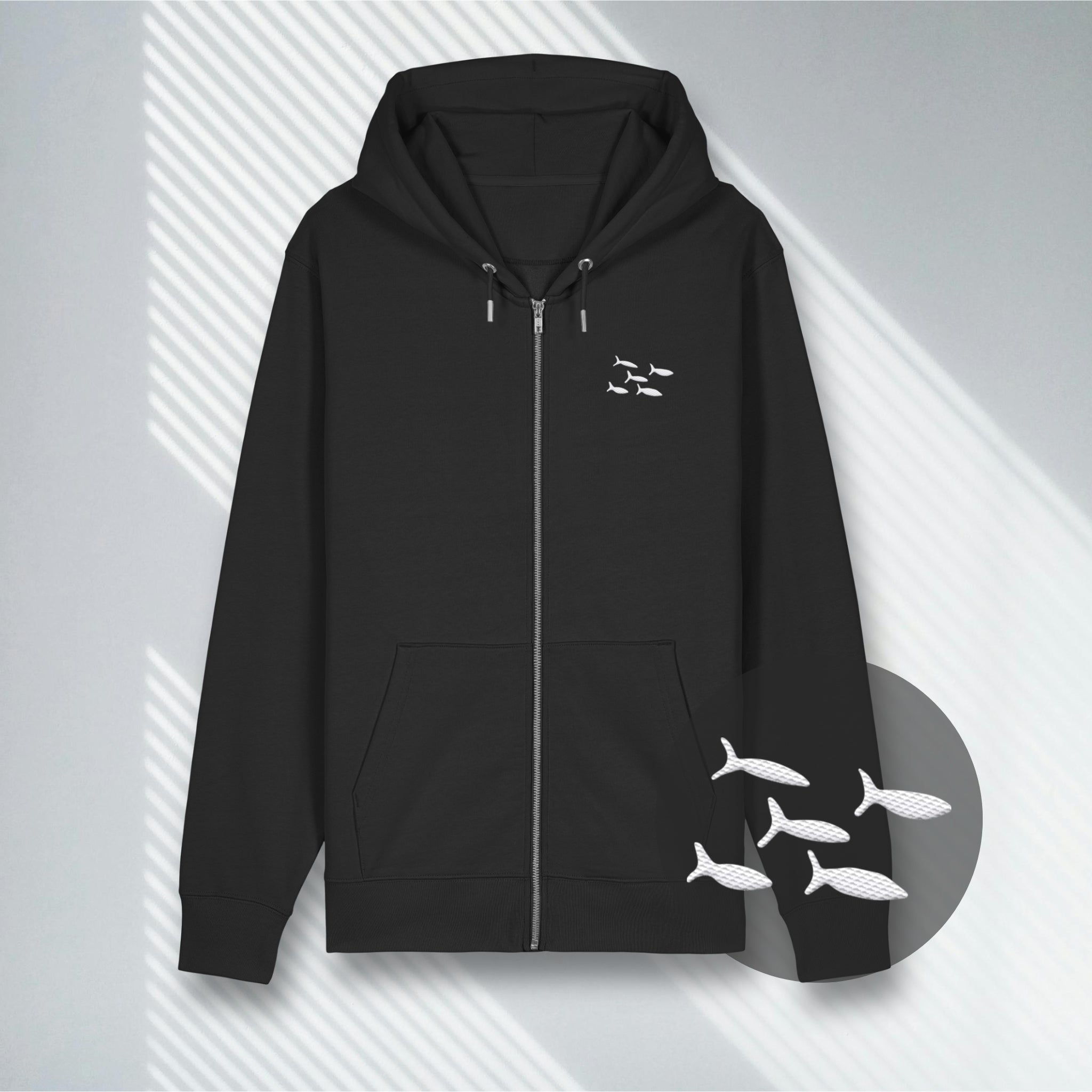 Schwarzer Heavyweight Zipper aus 100% Bio-Baumwolle mit weißem Fischschwarm-Stick, Premium Scuba Wear.