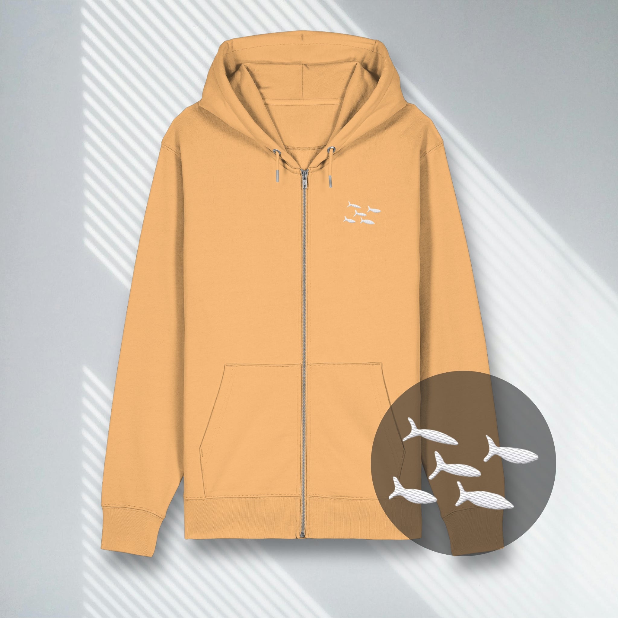 Erdfarbener Bio-Zipper (Nispero) mit hochwertigem Fisch-Stick auf der Brust, 7Seaspirations Identity.